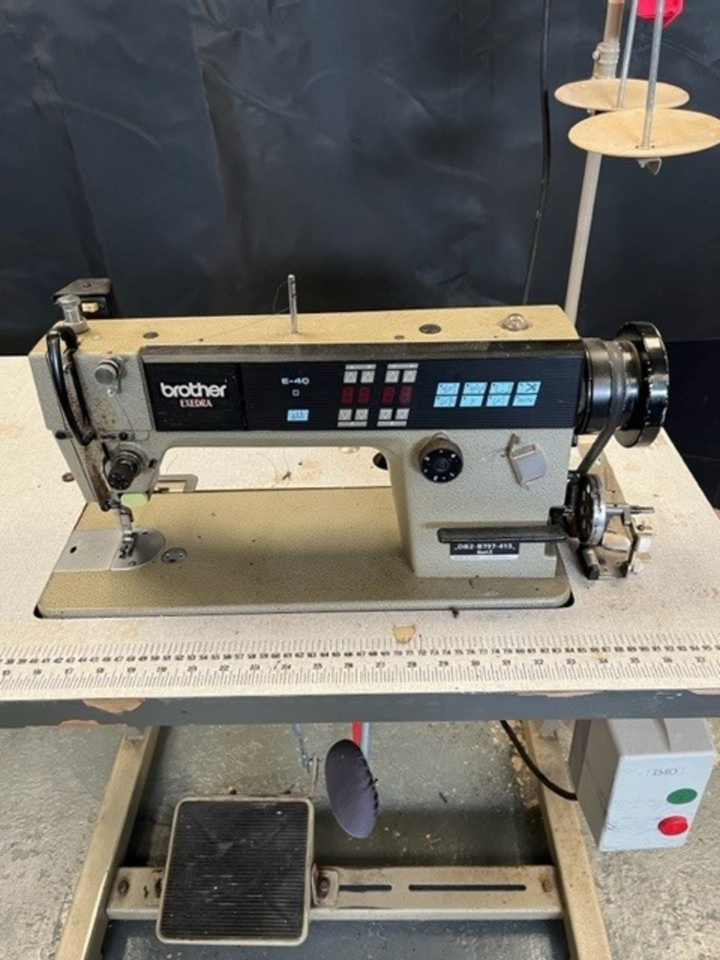 Brother Edexra E-40 Industrial Lockstitch Sewing Machine with Sewing Table - Bild 5 aus 9