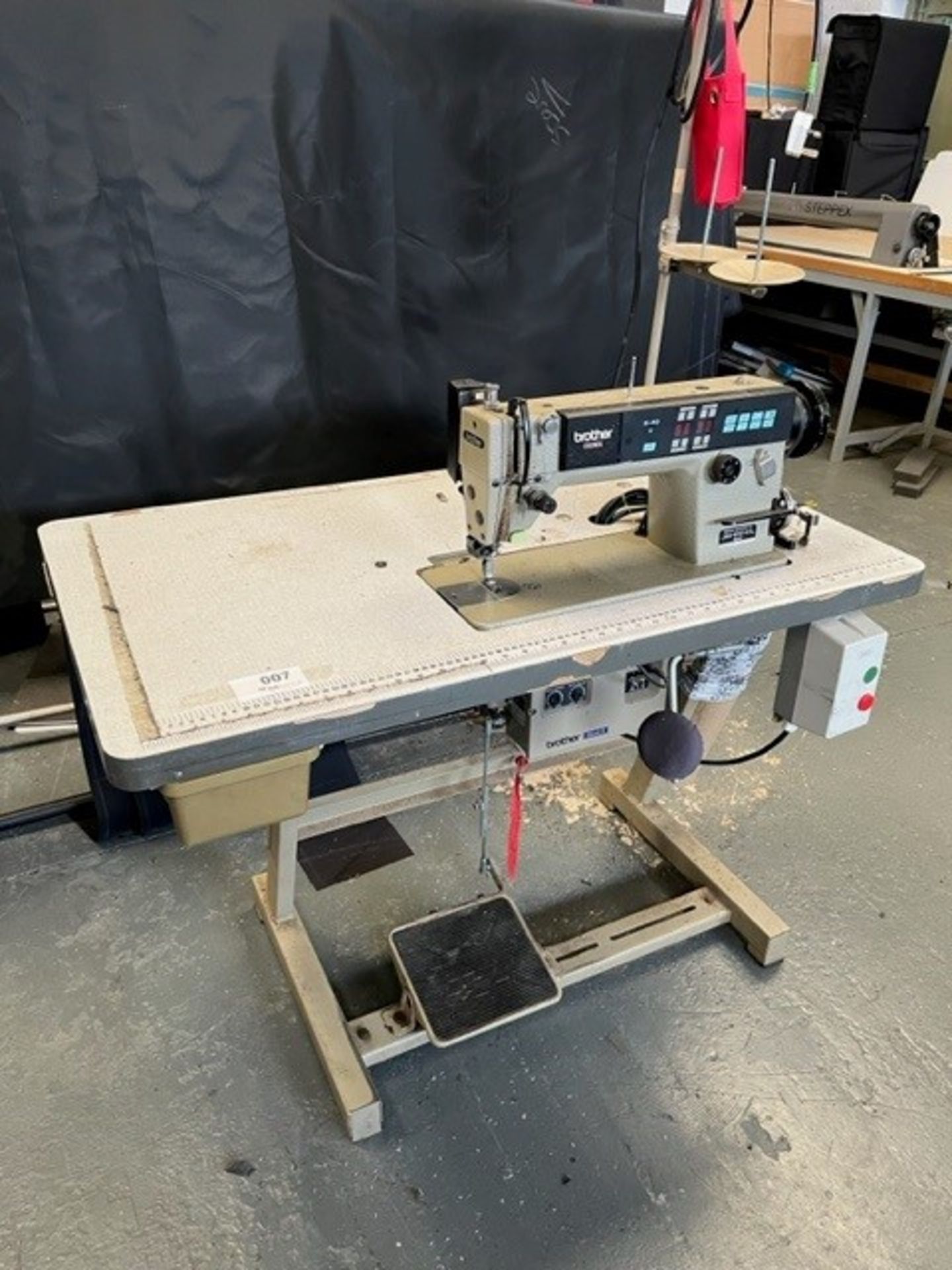 Brother Edexra E-40 Industrial Lockstitch Sewing Machine with Sewing Table - Bild 3 aus 9