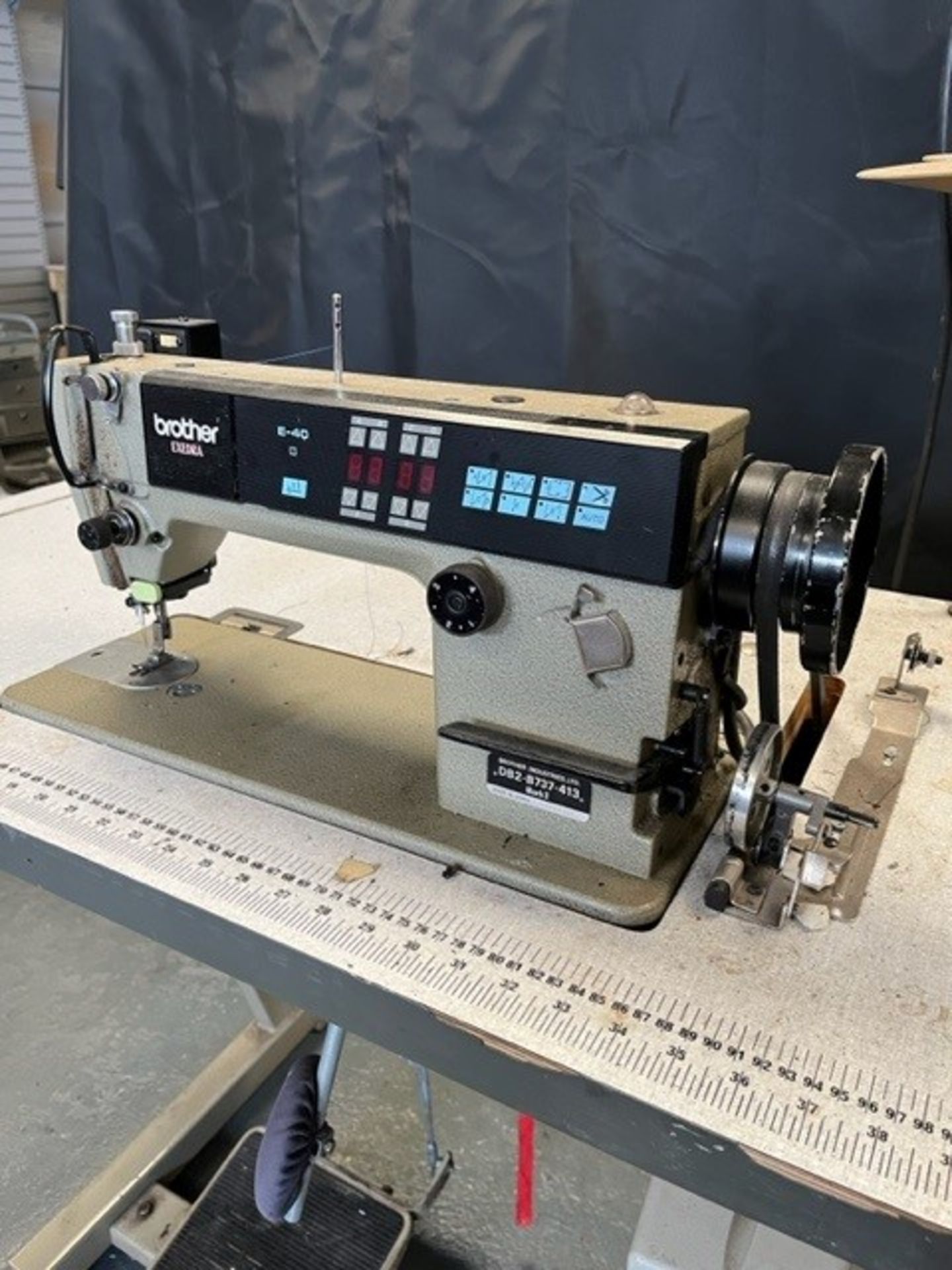 Brother Edexra E-40 Industrial Lockstitch Sewing Machine with Sewing Table - Bild 6 aus 9