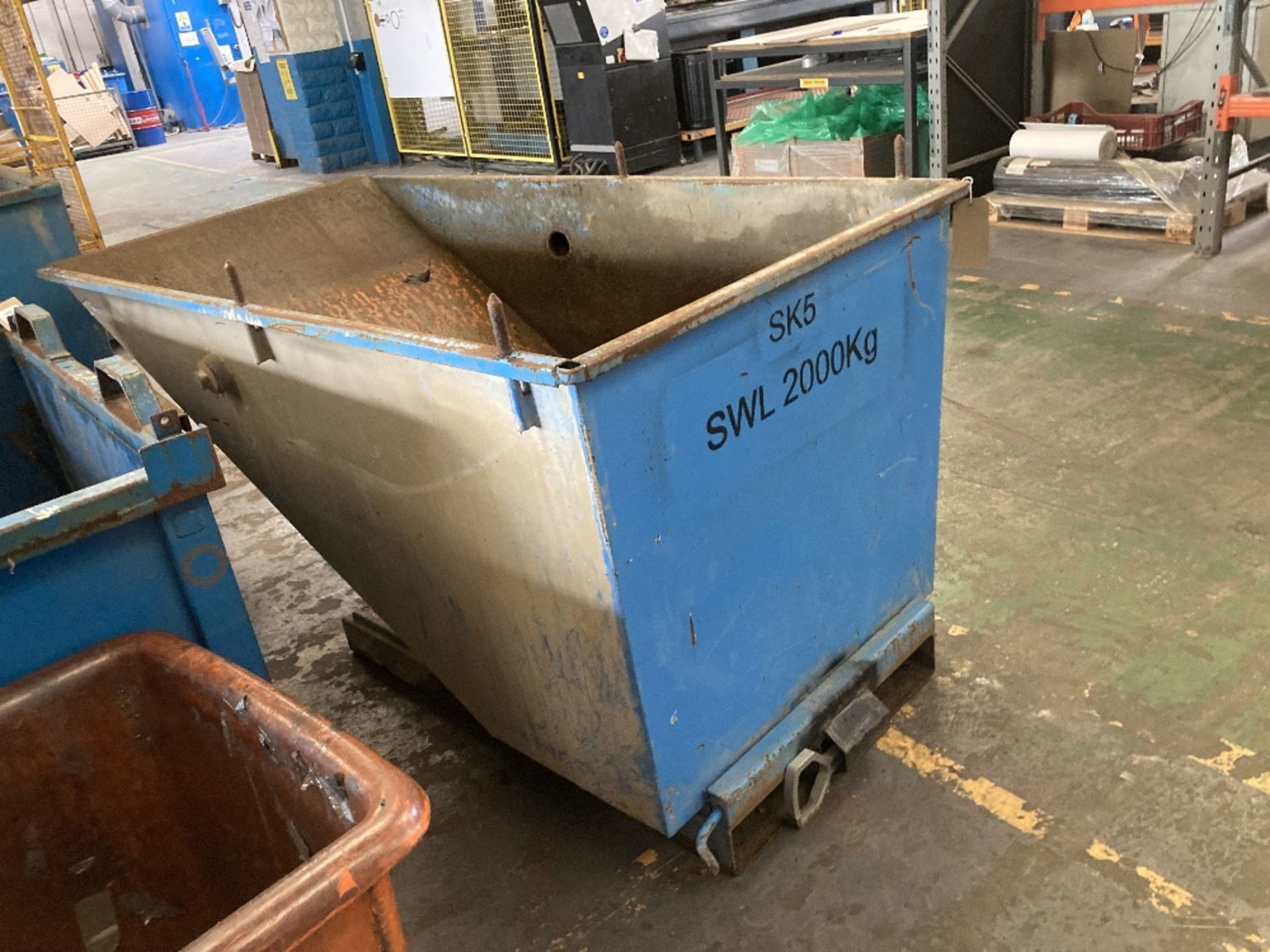 Unbranded 2,000kg Tipping Skip with coupling attachment - Image 4 of 4