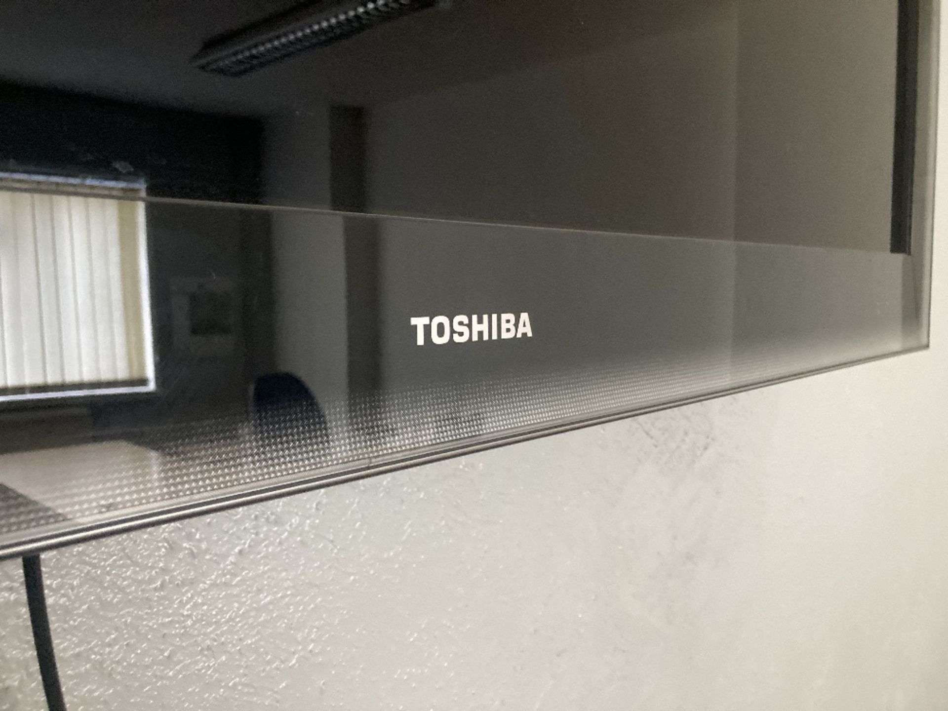 Toshiba Flat Screen Television complete with Wall Bracket - Image 3 of 5
