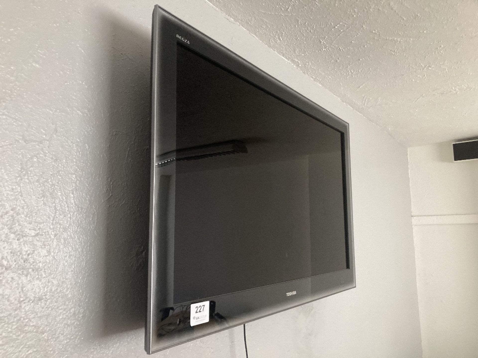 Toshiba Flat Screen Television complete with Wall Bracket - Image 5 of 5