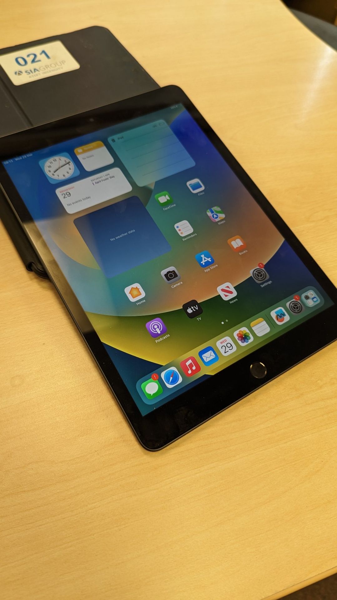 Apple iPad - Image 2 of 4