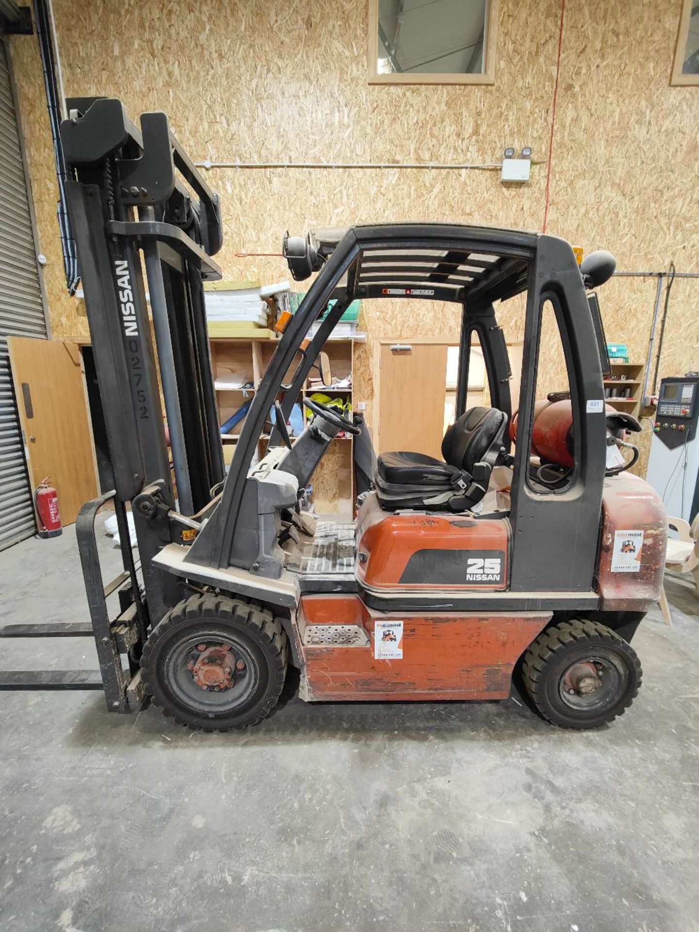 Nissan UD02A25PO gas forklift (2001)