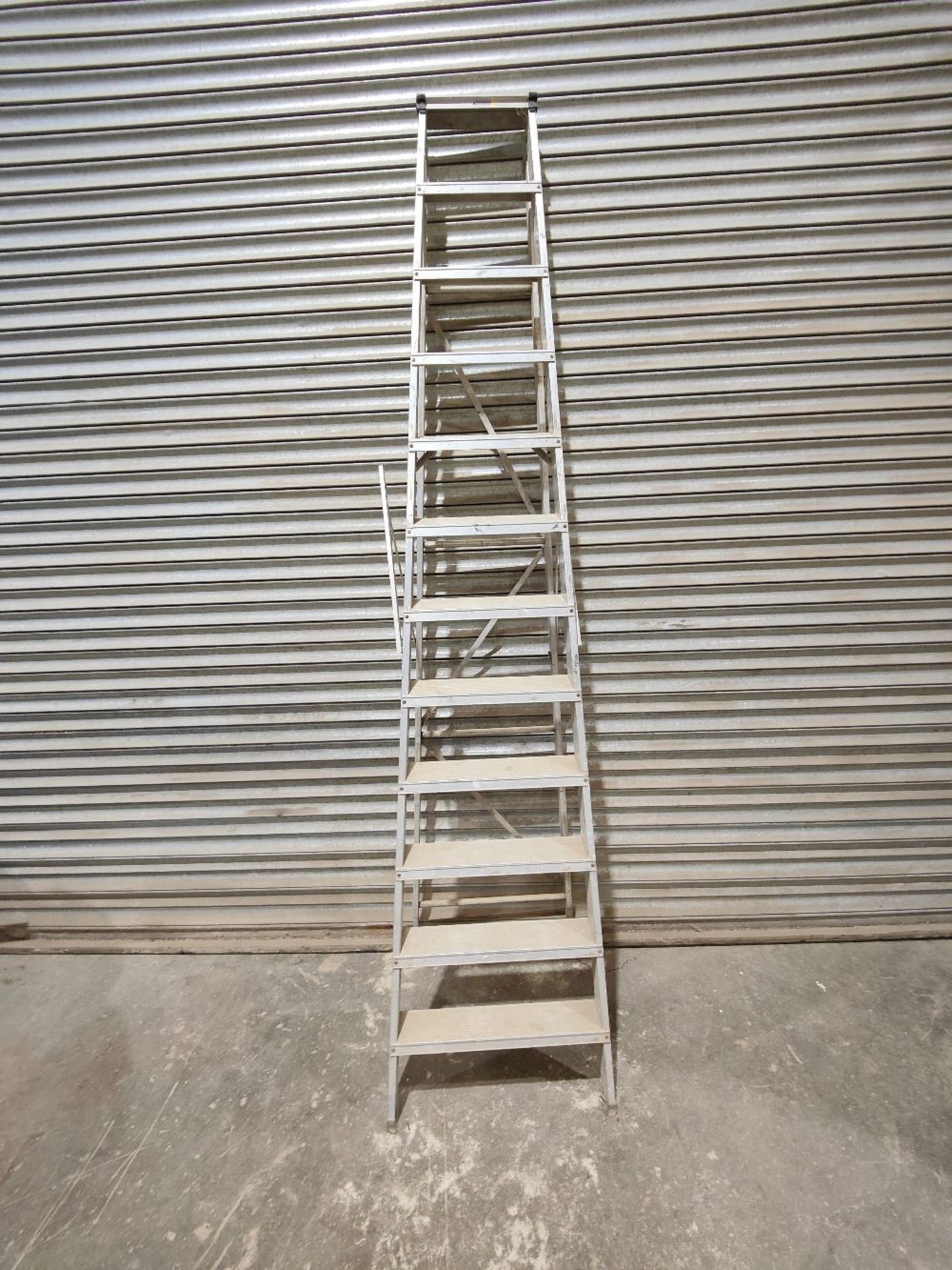 Aluminium 11-rung step ladder - Image 2 of 3