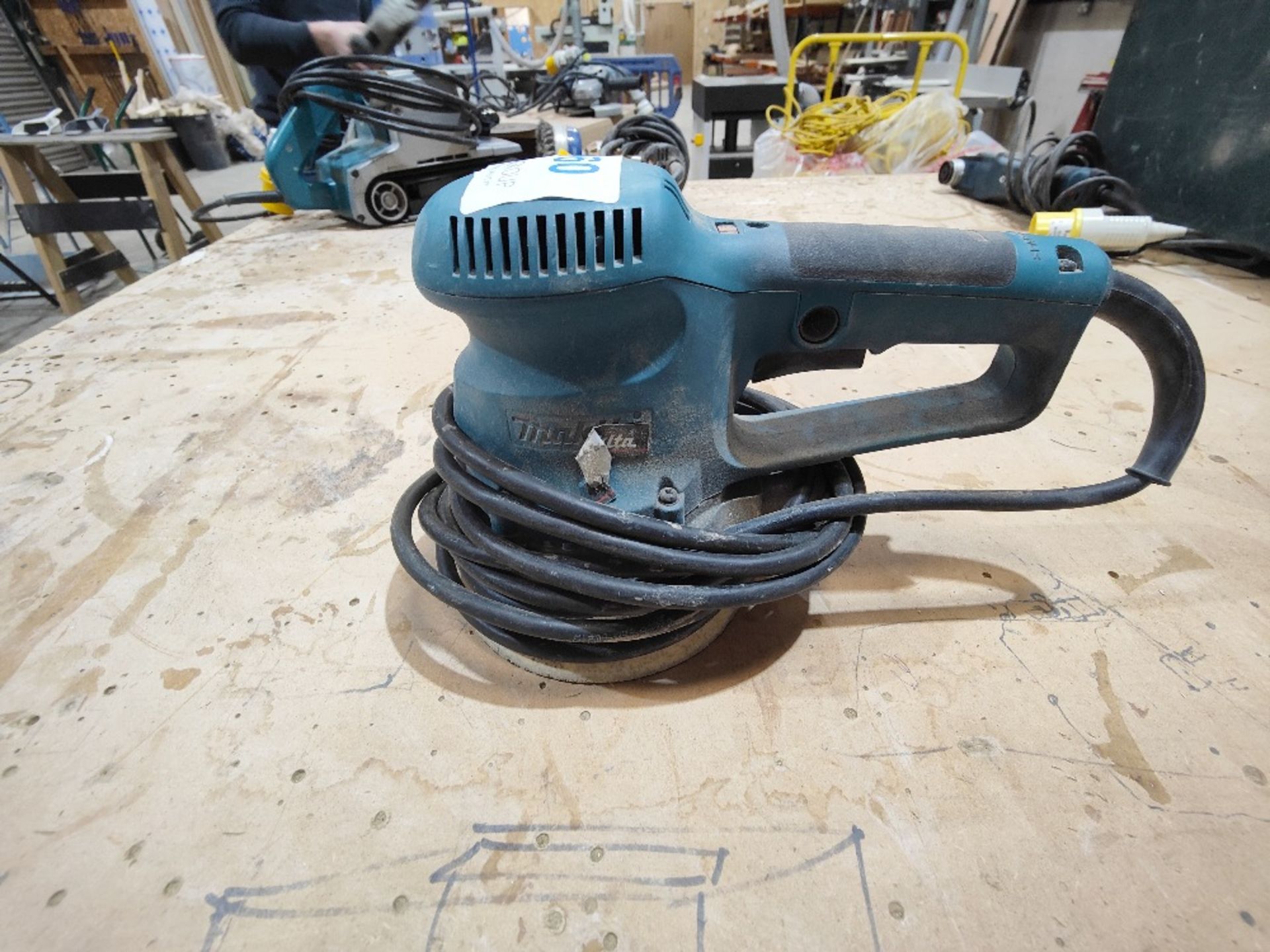 Makita BO6030 palm sander