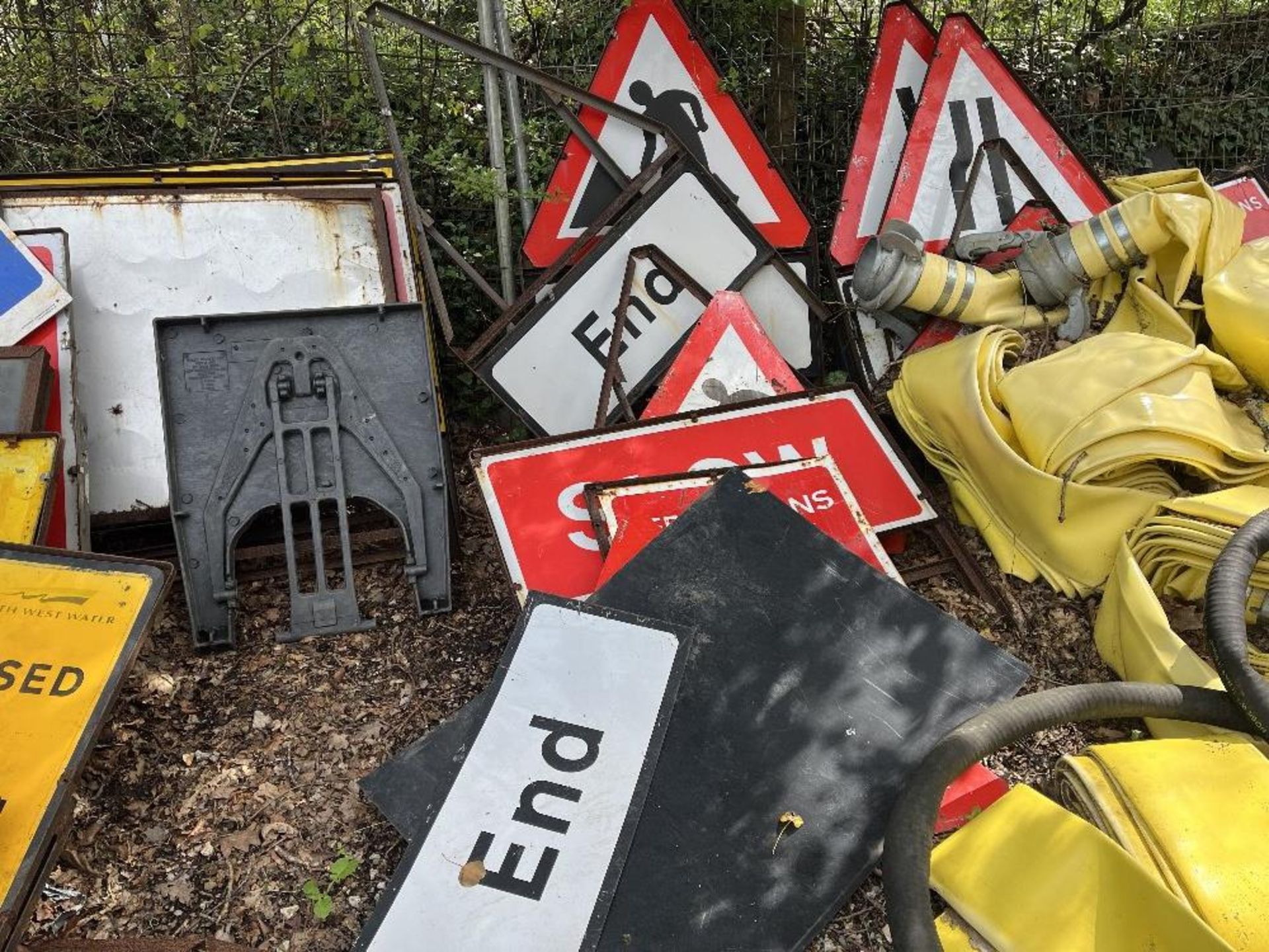 Quantity of scaffolding, road signs and hoses - Image 5 of 8
