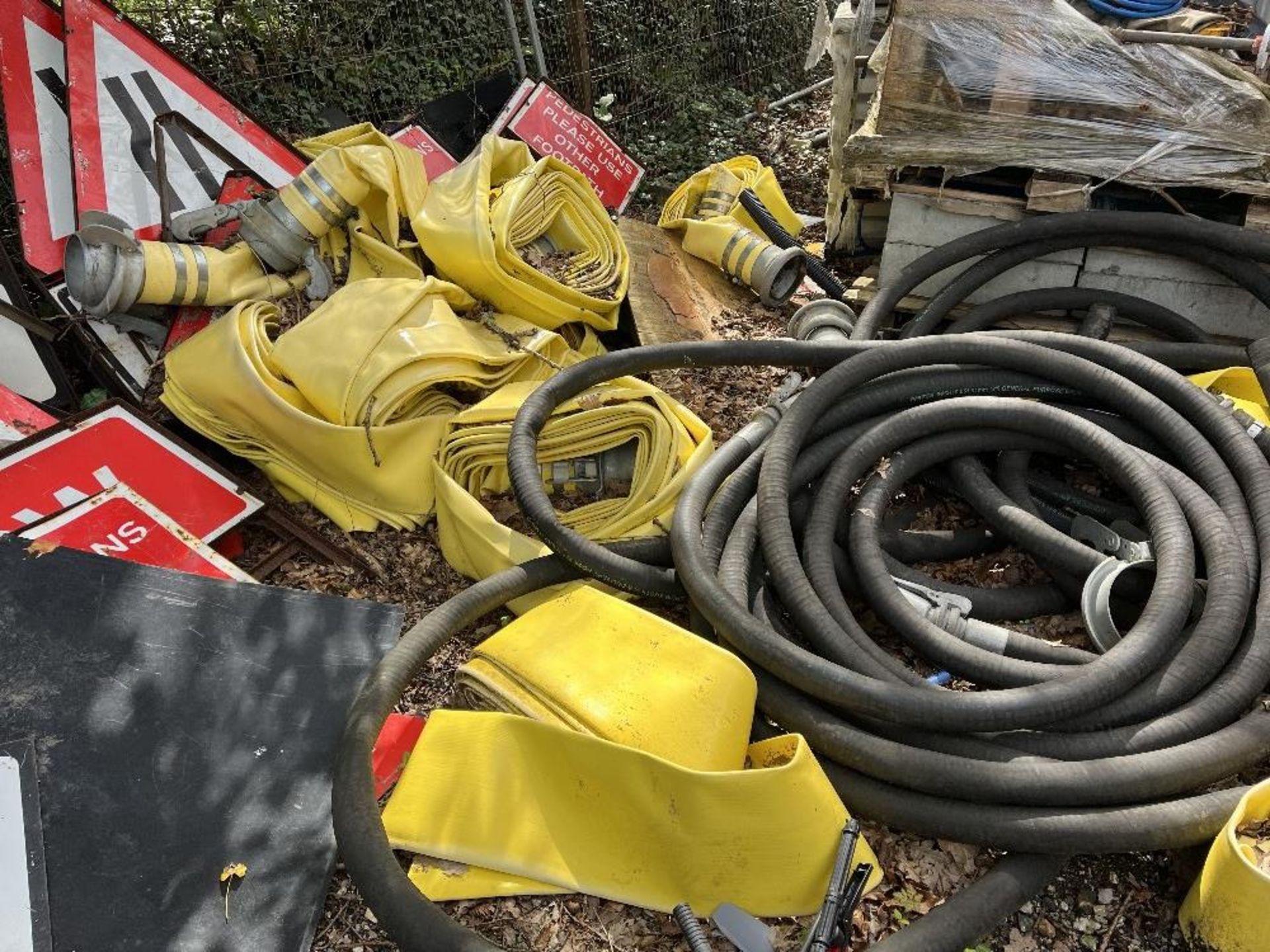 Quantity of scaffolding, road signs and hoses - Image 8 of 8