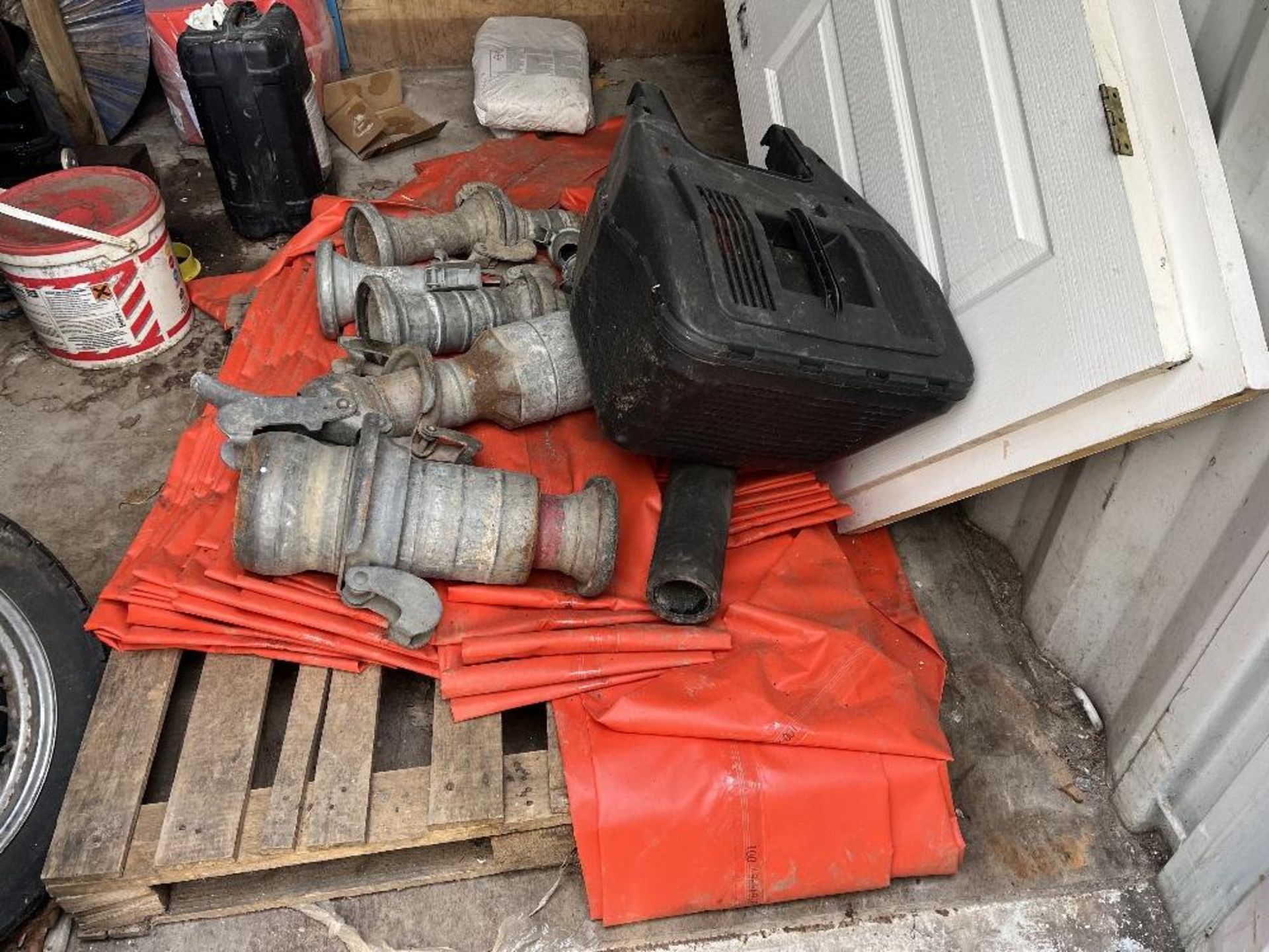 Contents of containers - Image 5 of 11