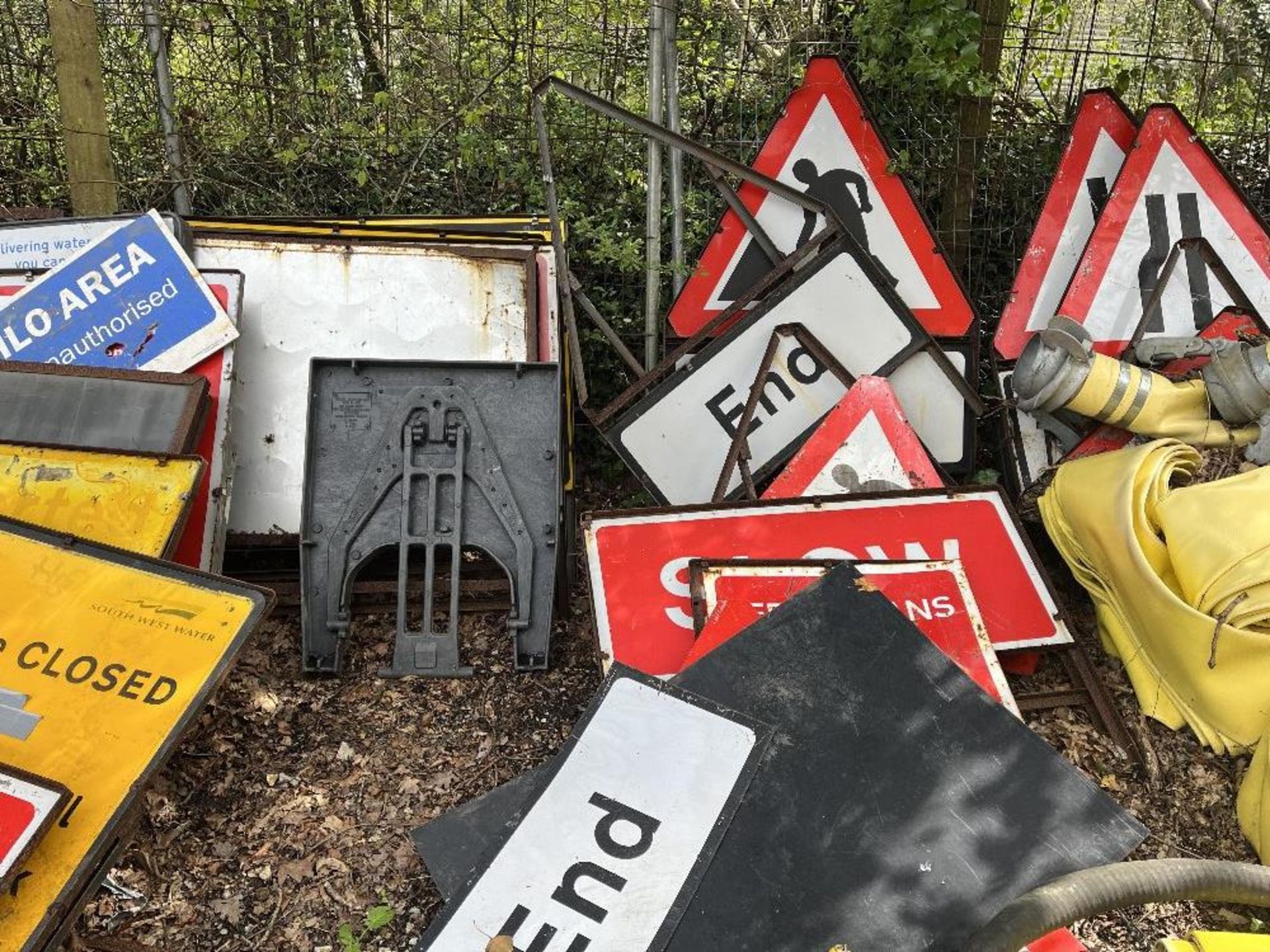 Quantity of scaffolding, road signs and hoses - Image 4 of 8