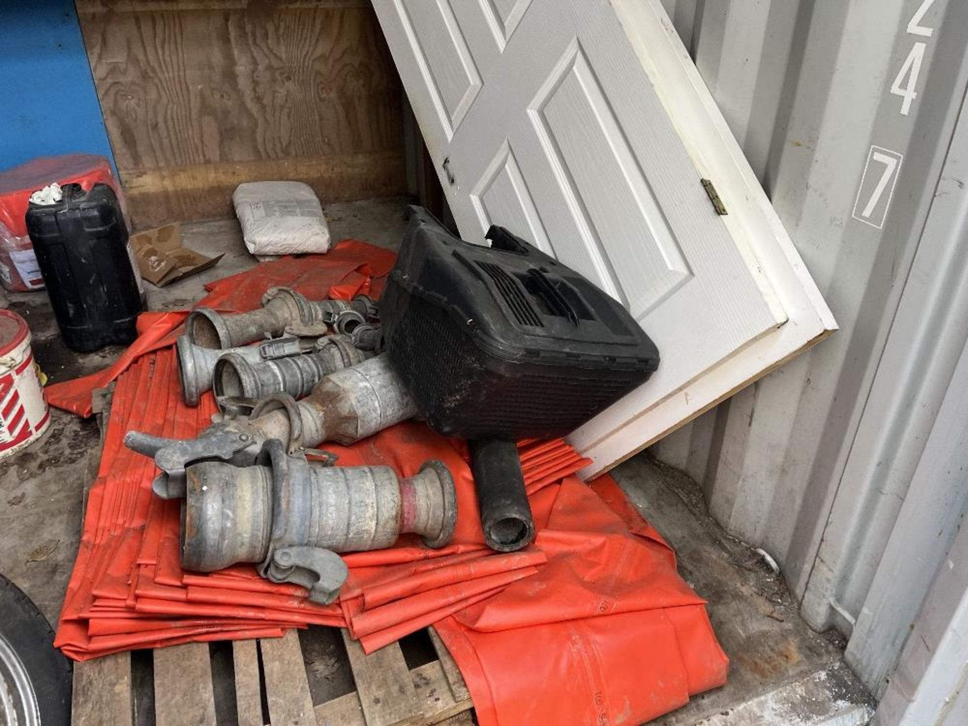 Contents of containers - Image 11 of 11