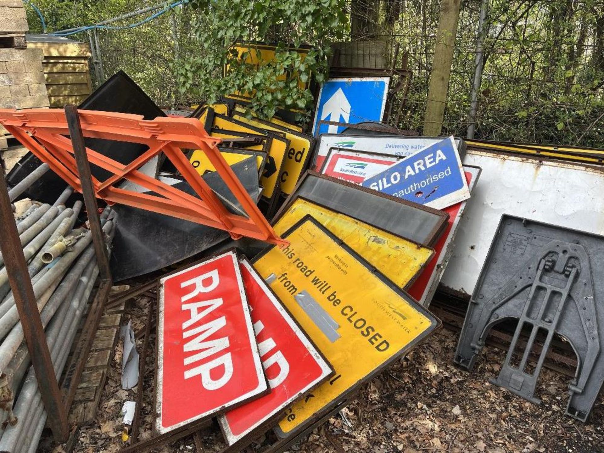Quantity of scaffolding, road signs and hoses - Image 3 of 8