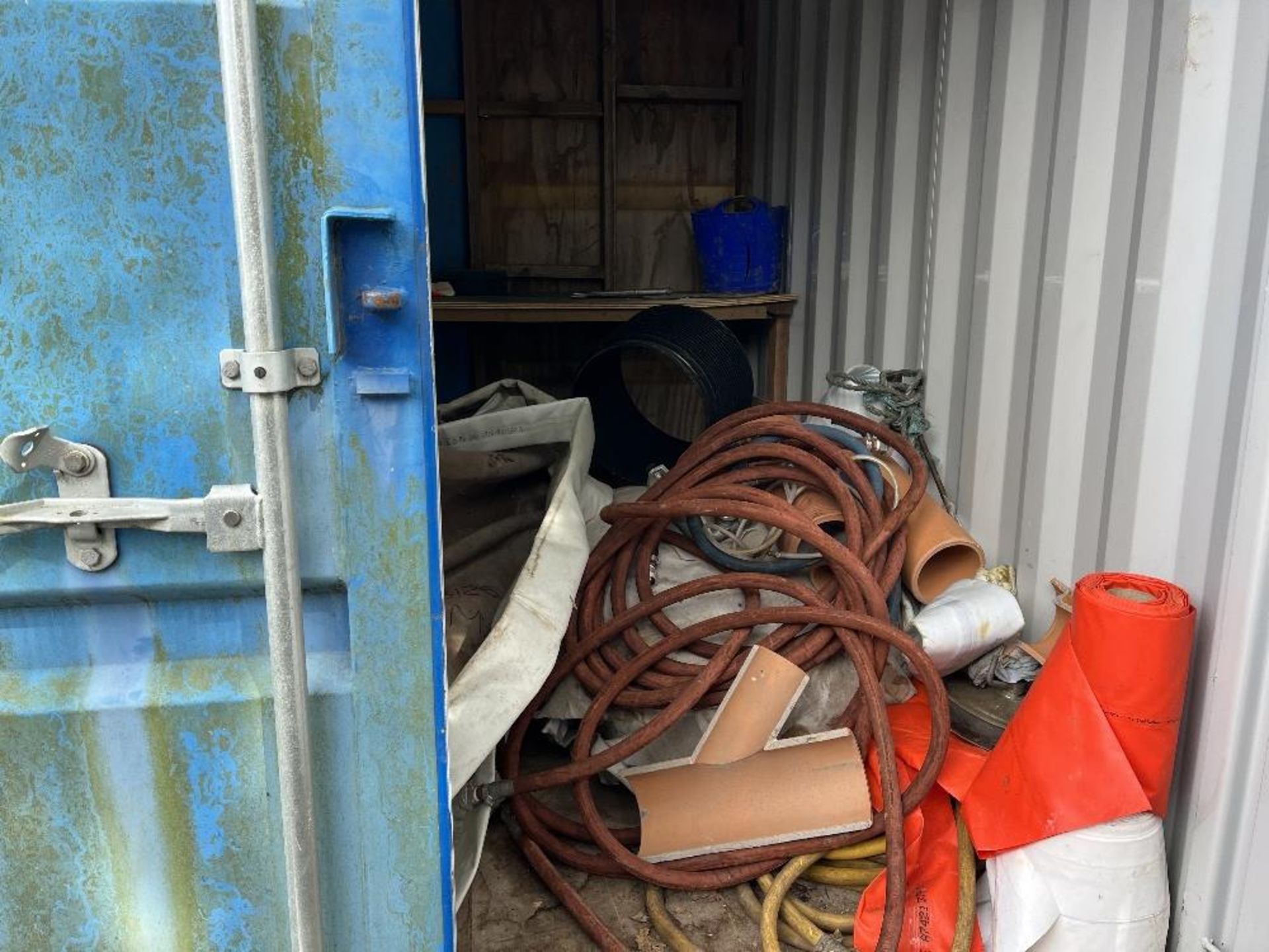 Contents of containers - Image 4 of 11