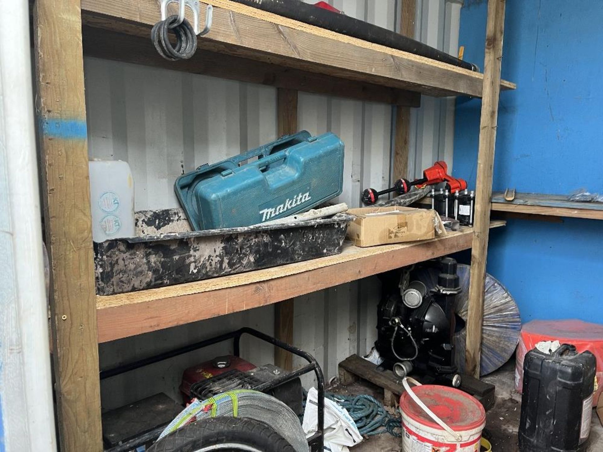 Contents of containers - Image 8 of 11