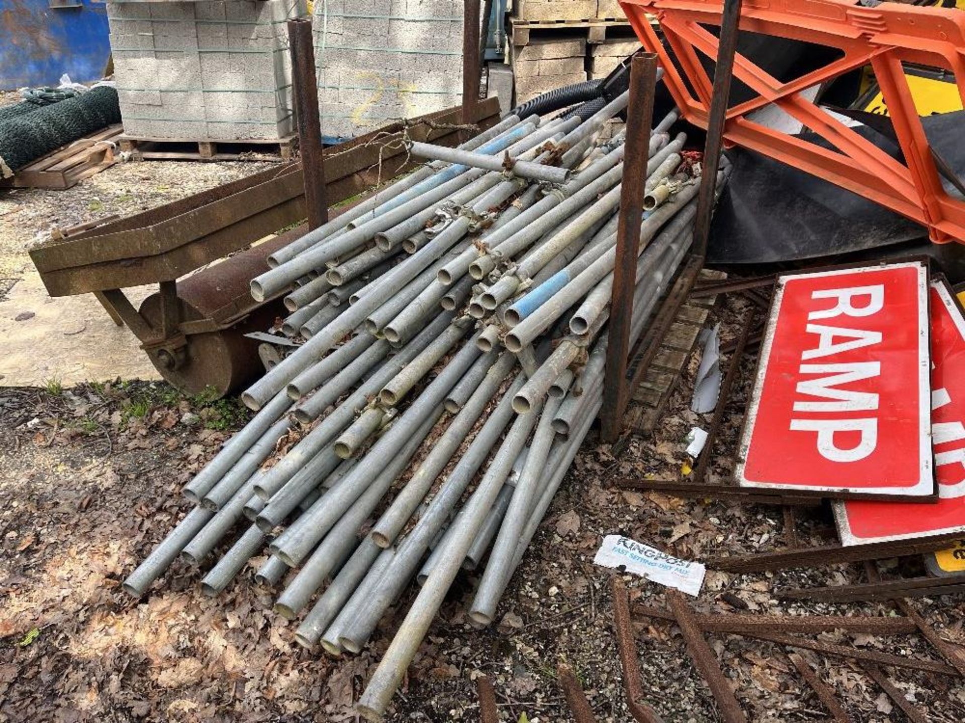 Quantity of scaffolding, road signs and hoses - Image 2 of 8