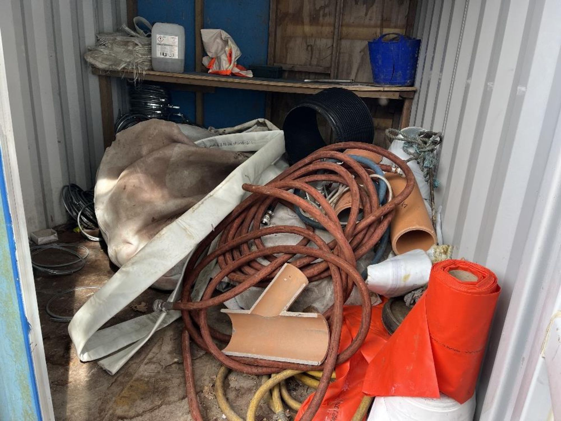 Contents of containers - Image 2 of 11