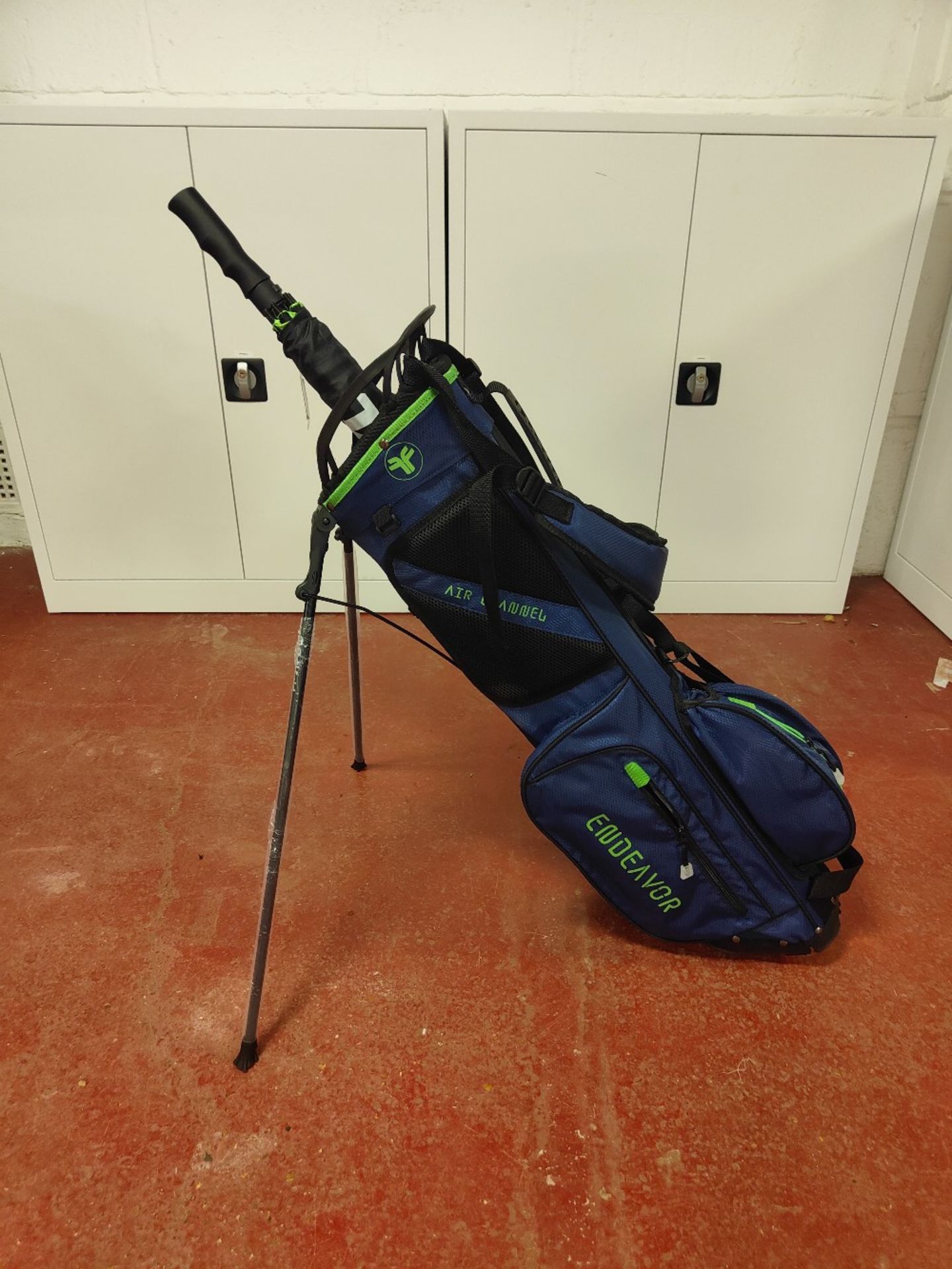 Fastfold Endeavor golf carry bag with Volvik umbrella - Image 2 of 3