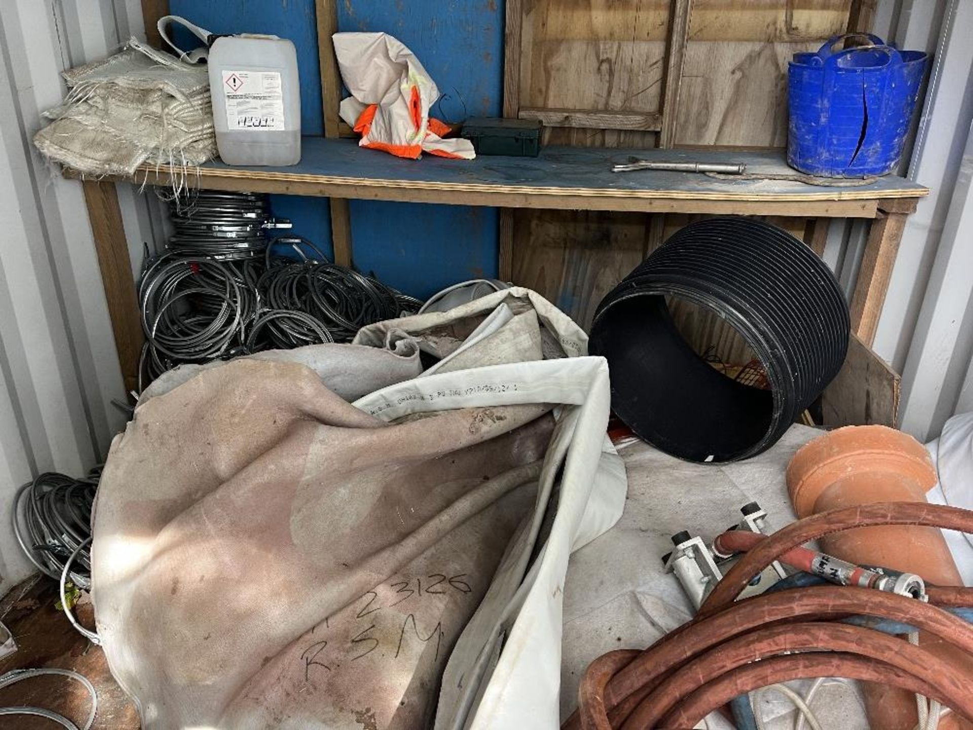 Contents of containers - Image 3 of 11