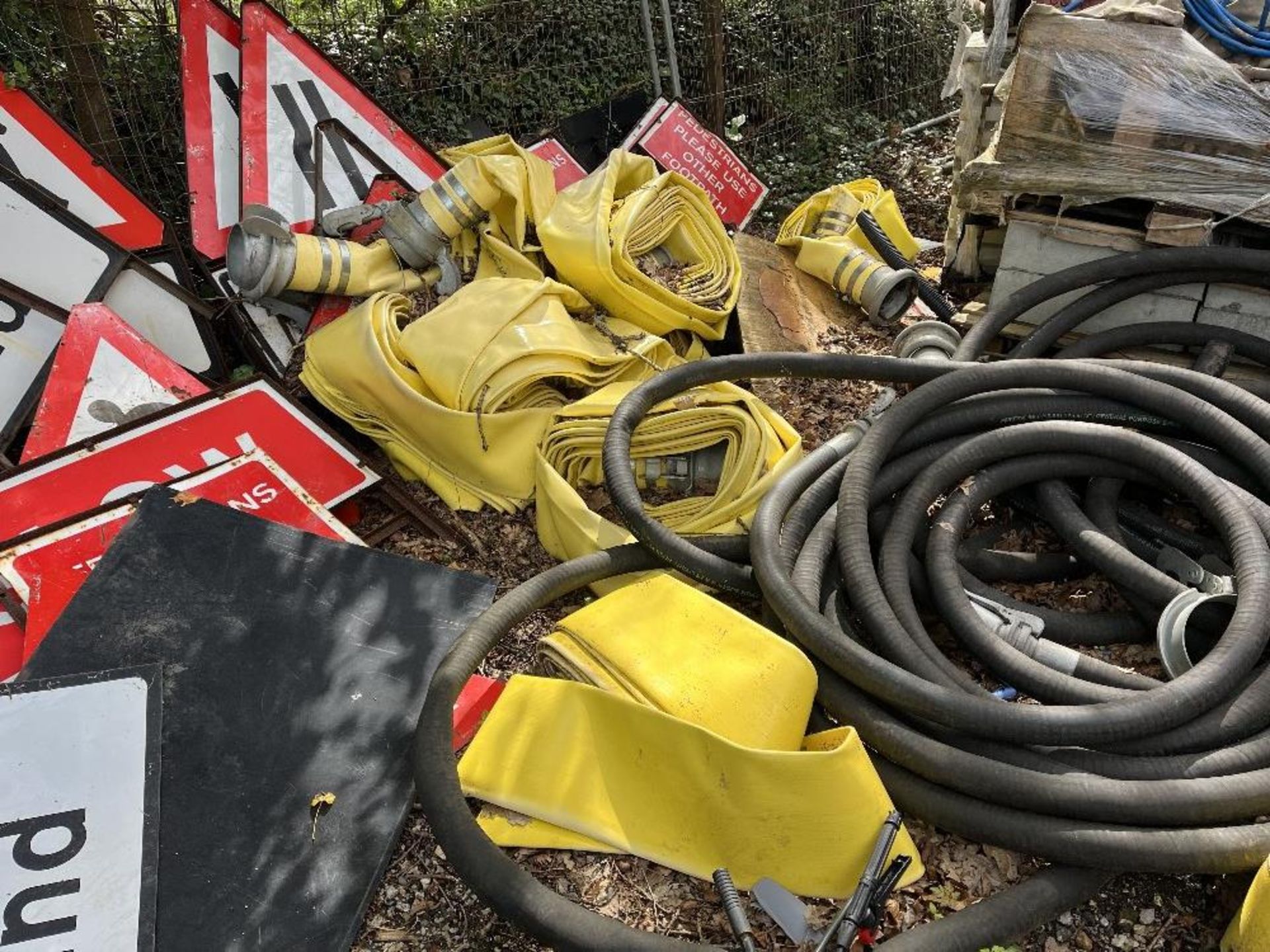 Quantity of scaffolding, road signs and hoses - Image 6 of 8