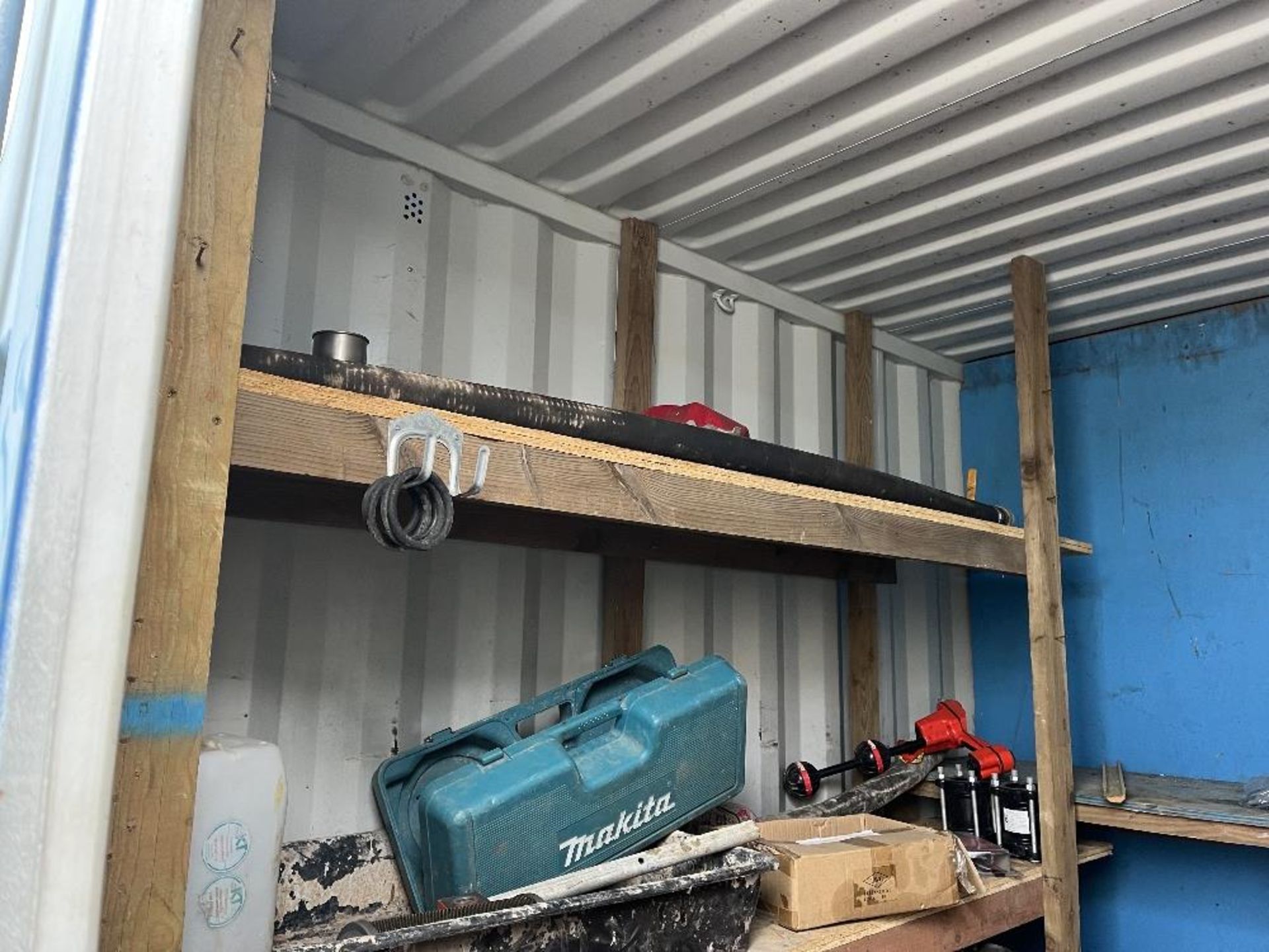 Contents of containers - Image 9 of 11