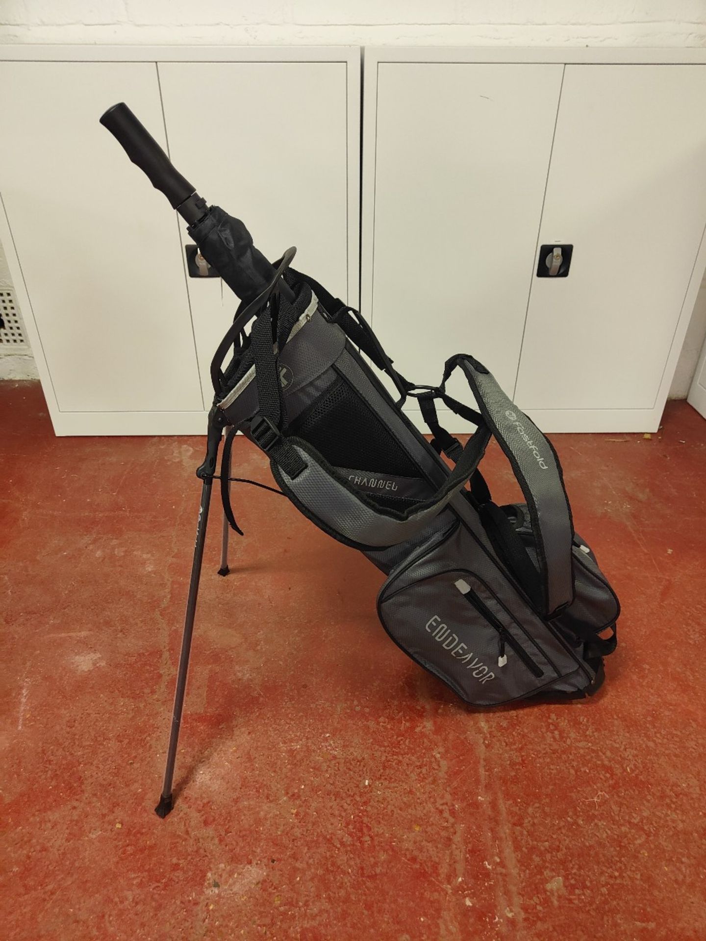 Fastfold Endeavor golf carry bag with Volvik umbrella - Image 2 of 3