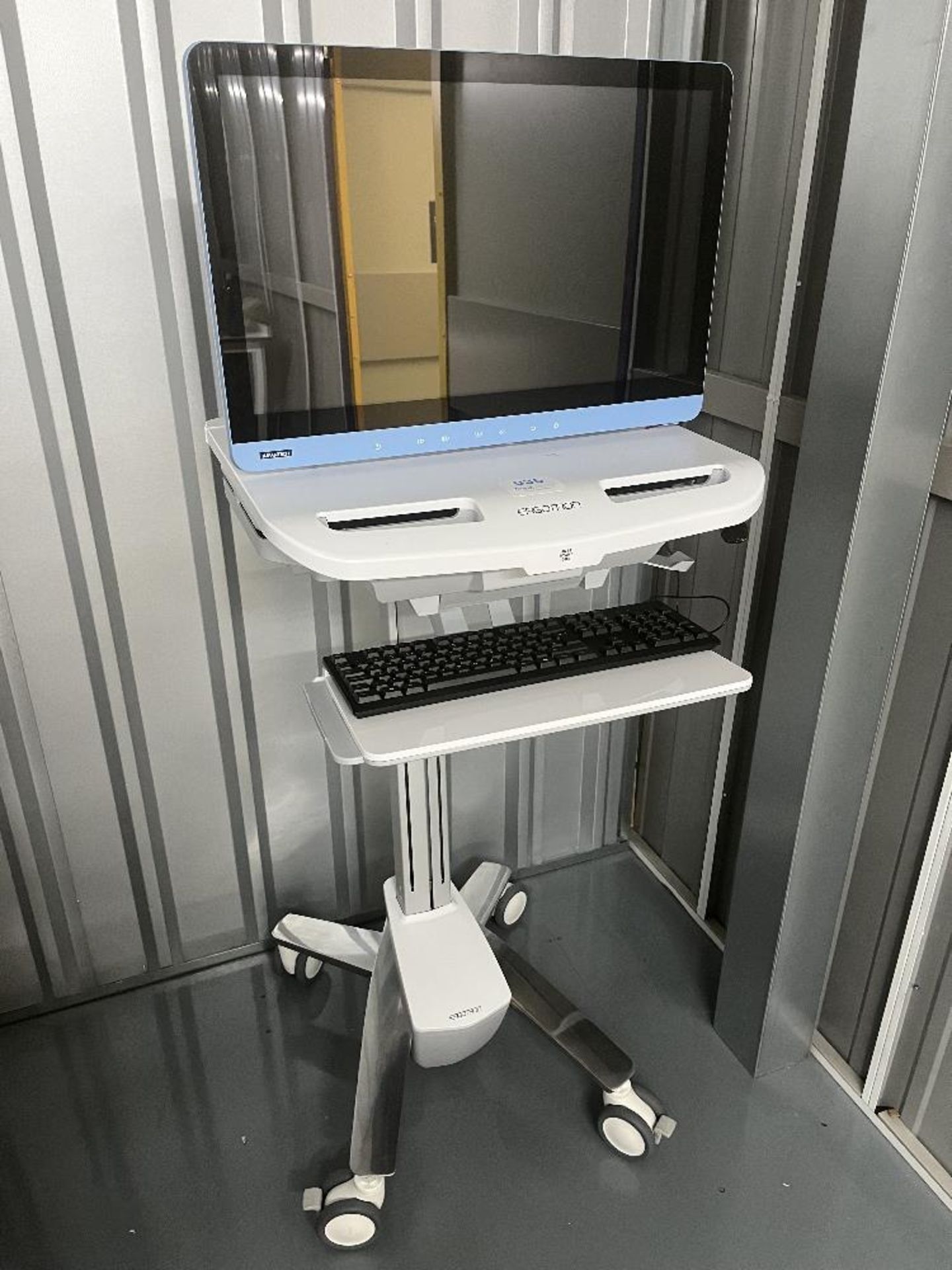 Ergotron Styleview Cart Type SV41-6200-0 Full Featured Medical Cart with Advantech POC-624-01 AIO PC - Image 8 of 9