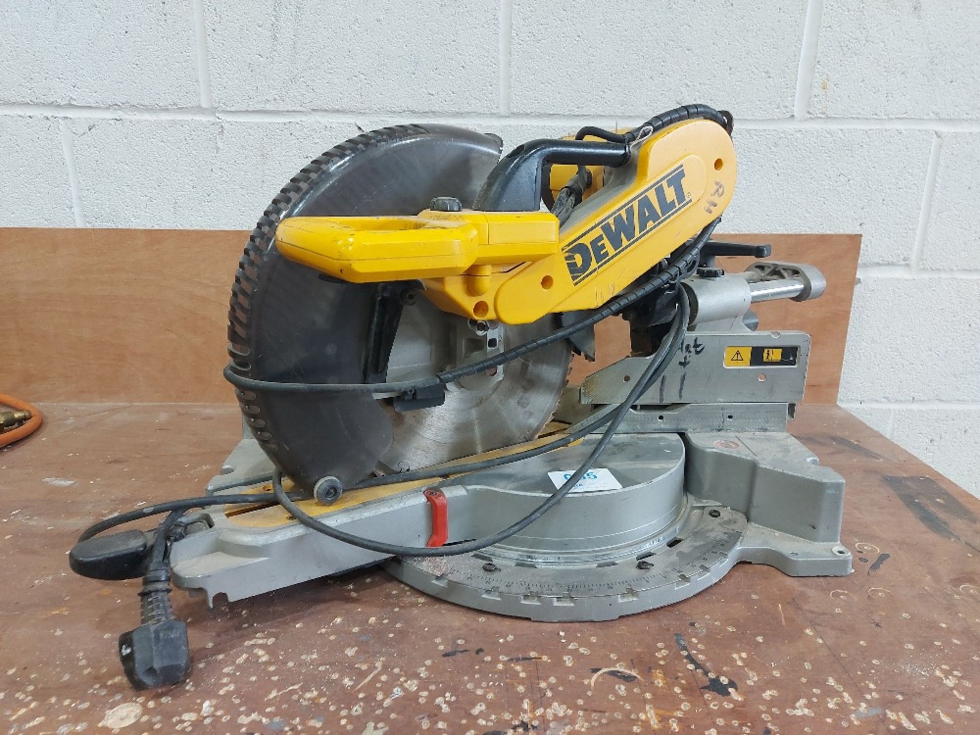 DeWalt DW718 Sliding Compound Mitre Saw