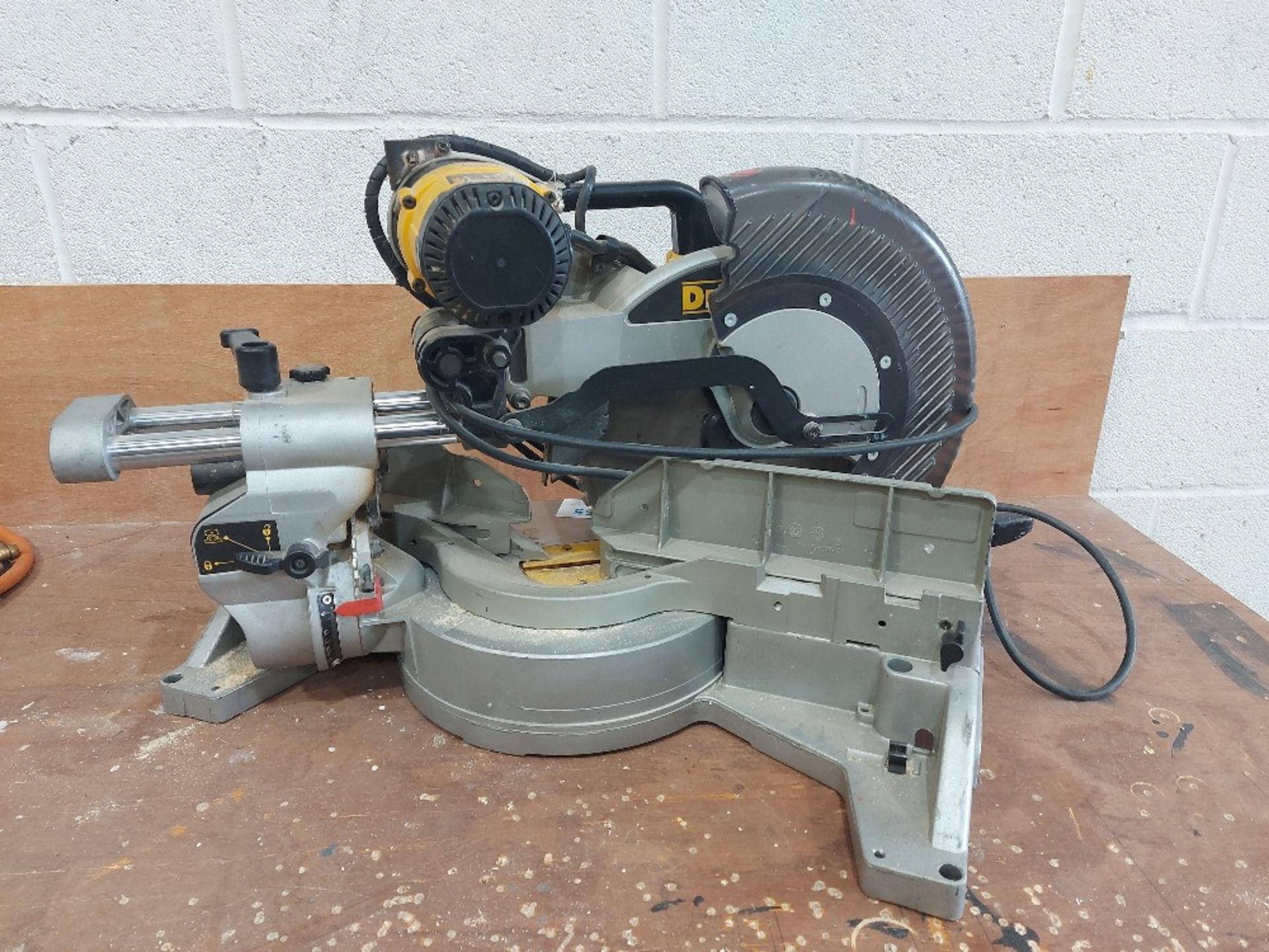 DeWalt DW718 Sliding Compound Mitre Saw - Image 2 of 3