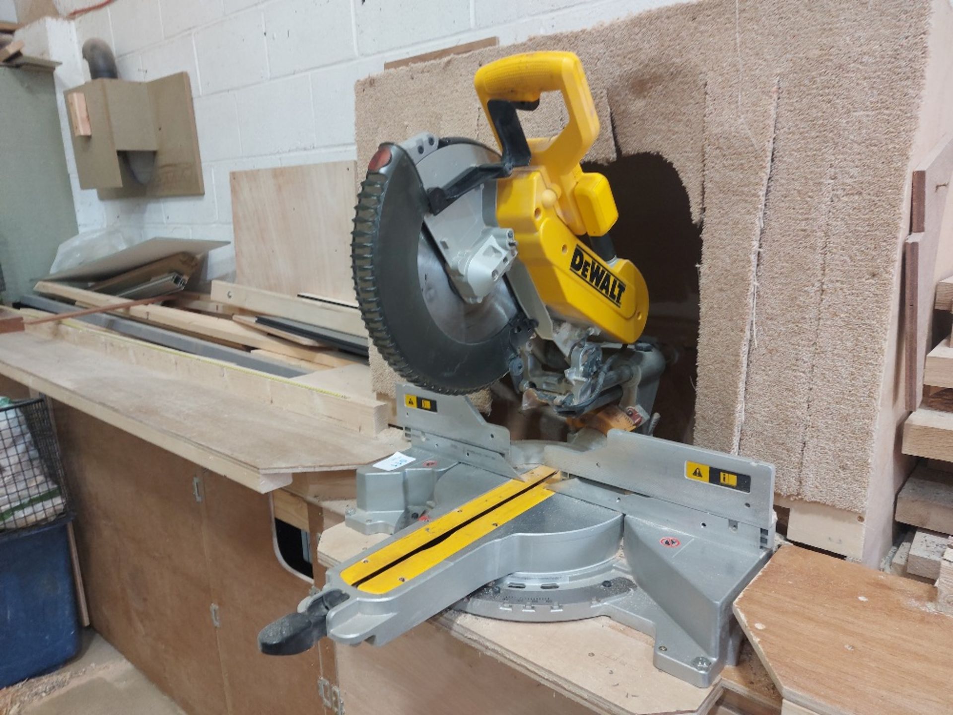 DeWalt DWS780 Sliding Compound Mitre Saw - Image 2 of 5