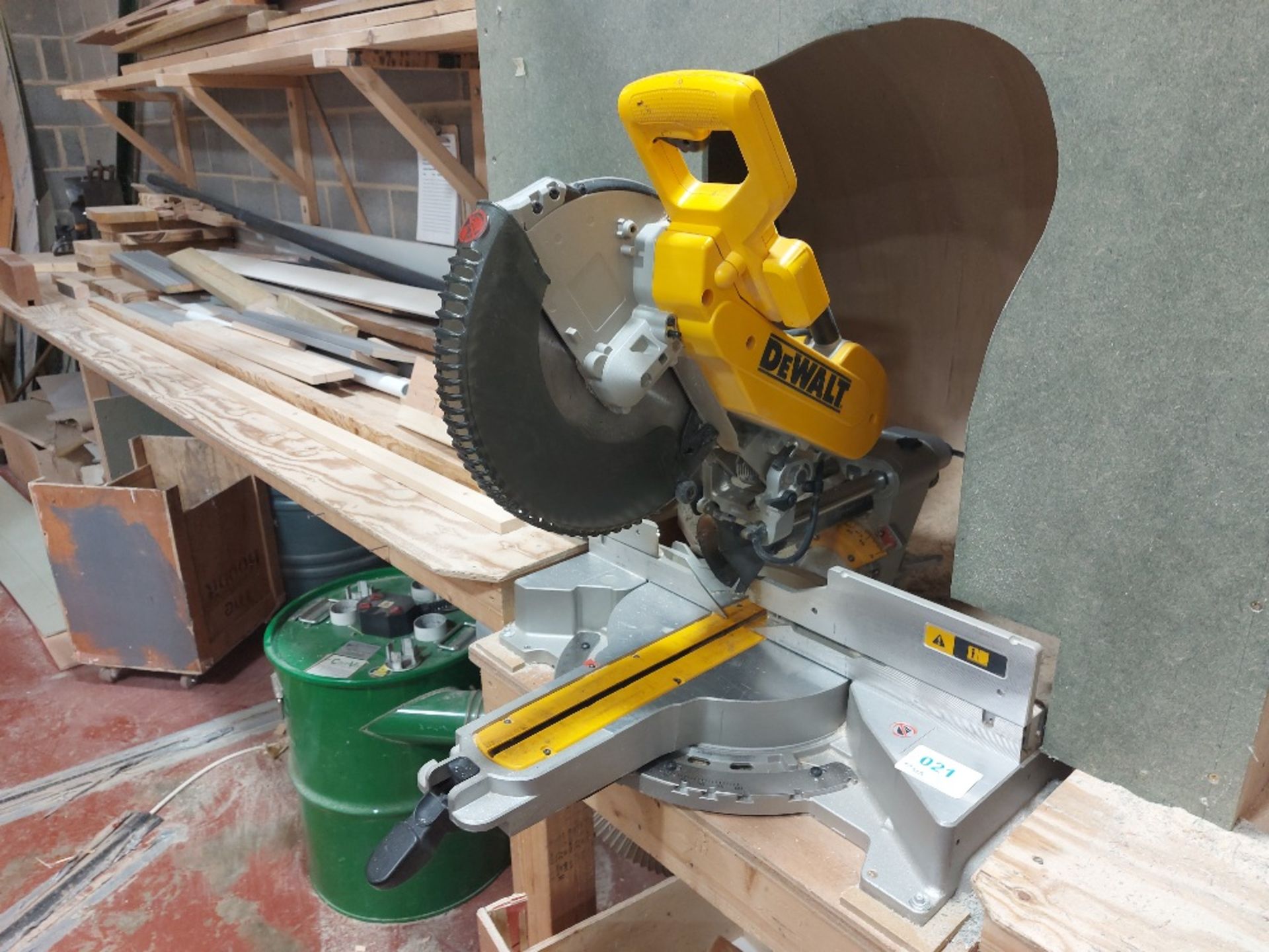 DeWalt DWS780 Sliding Compound Mitre Saw With Camvac Cvg356-6 Dust Extraction Unit - Image 2 of 6