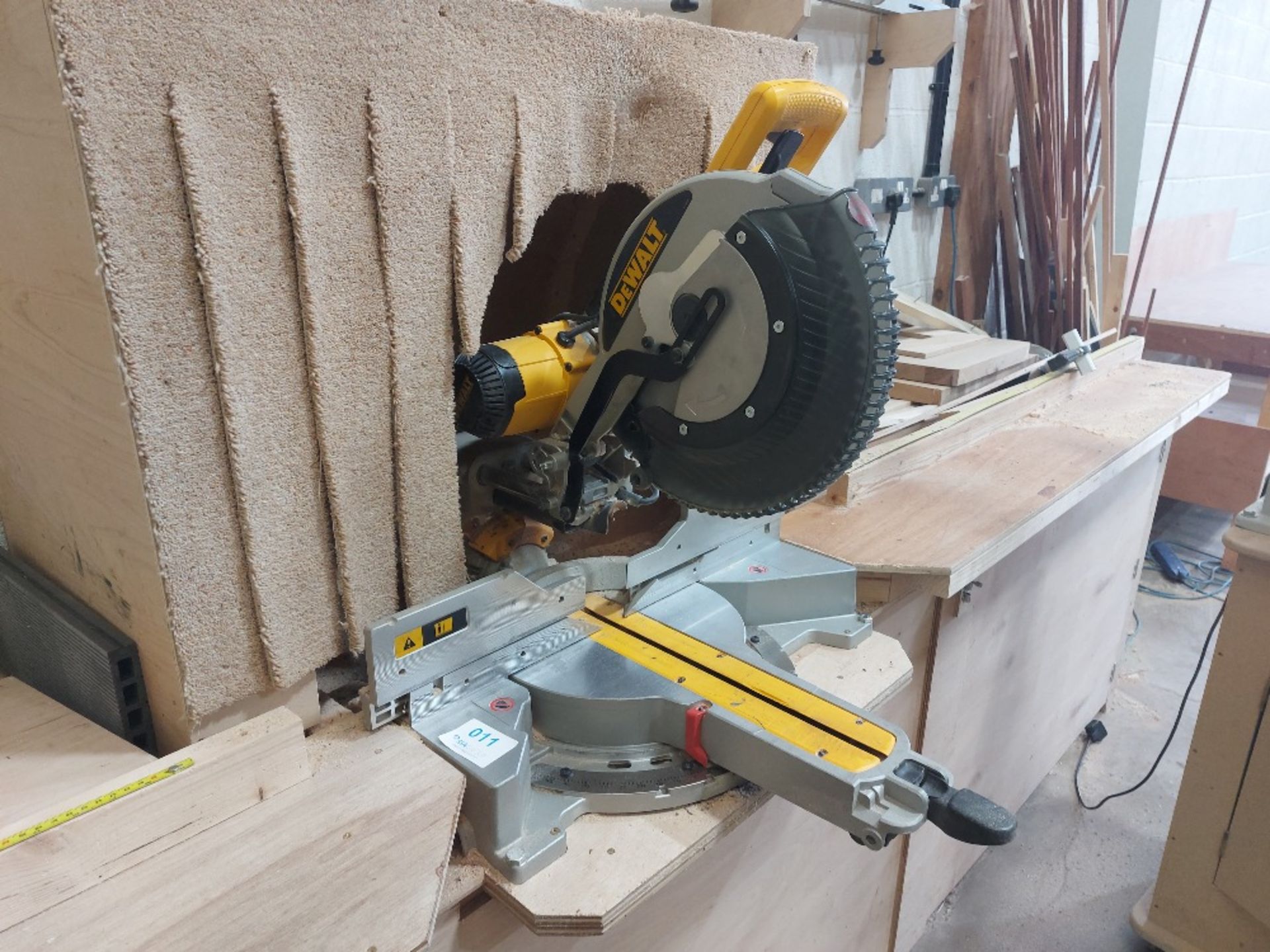 DeWalt DWS780 Sliding Compound Mitre Saw