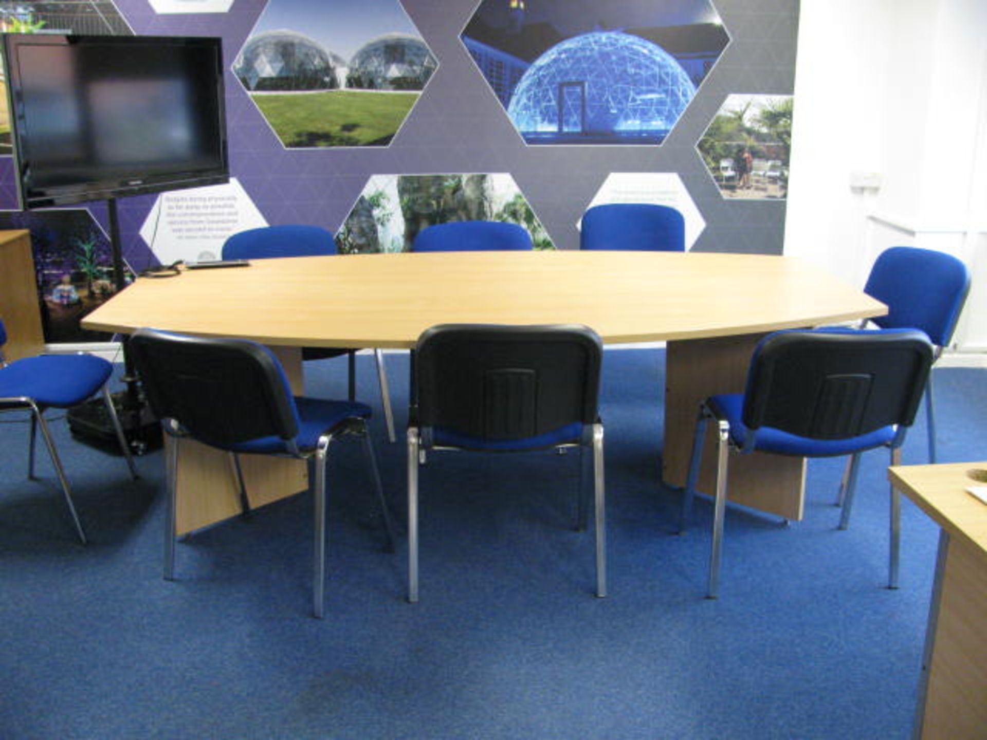 Light oak veneer oval meeting table and chairs - Image 2 of 3