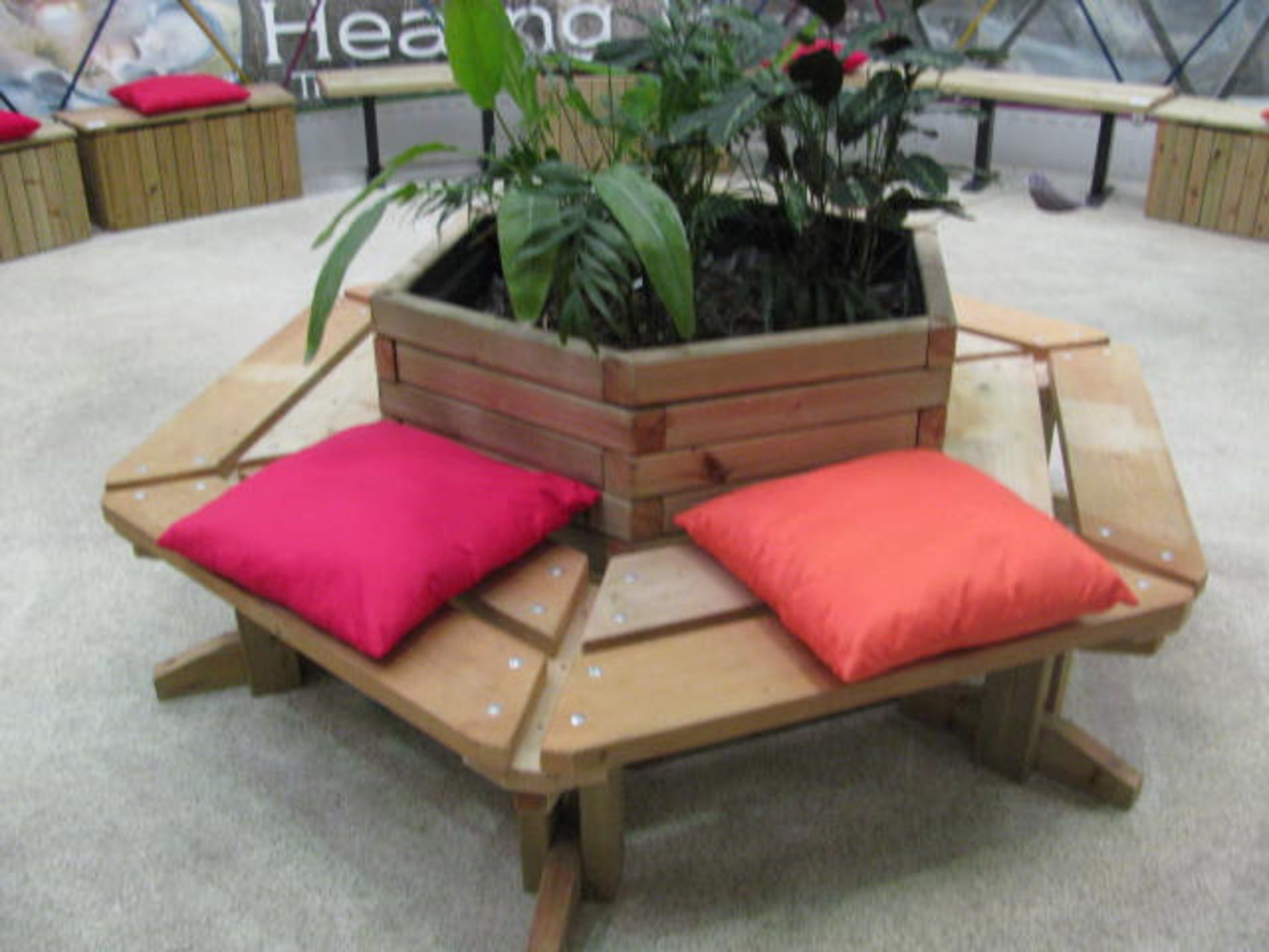 Planter and bench surround - Image 3 of 3