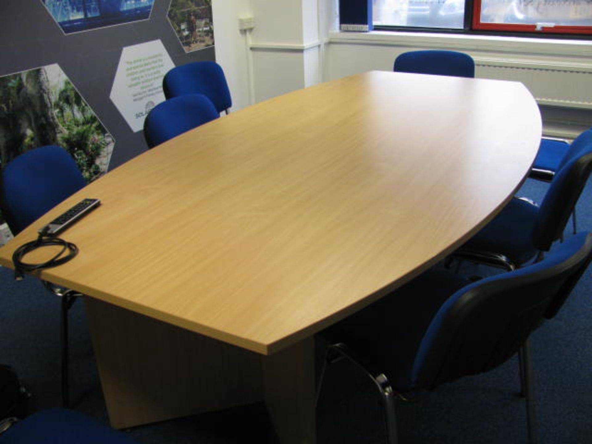 Light oak veneer oval meeting table and chairs - Image 3 of 3