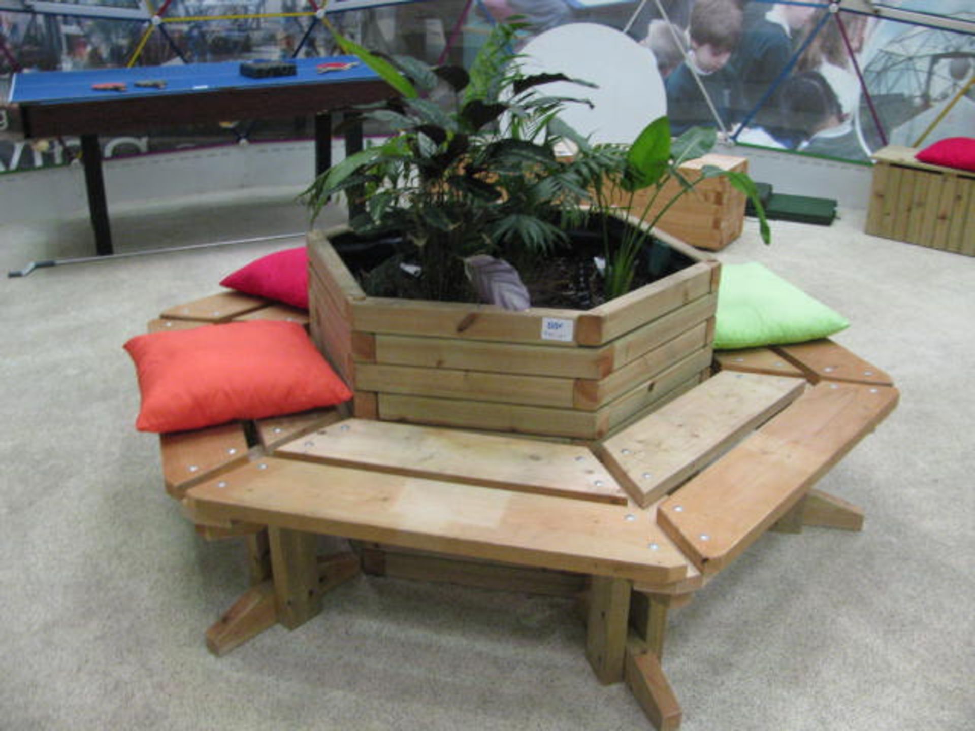 Planter and bench surround - Image 2 of 3