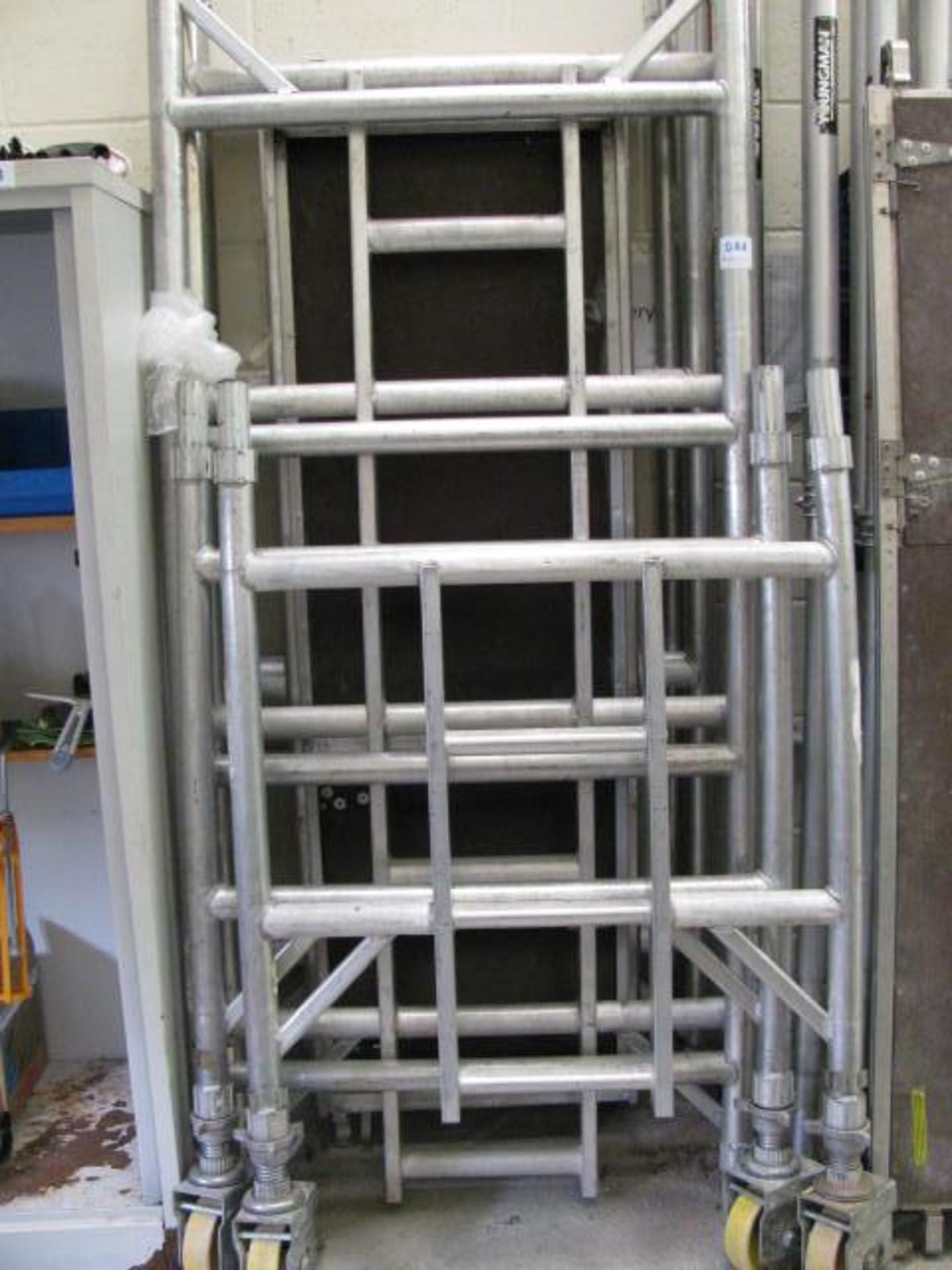 8m alloy access tower - Image 2 of 3