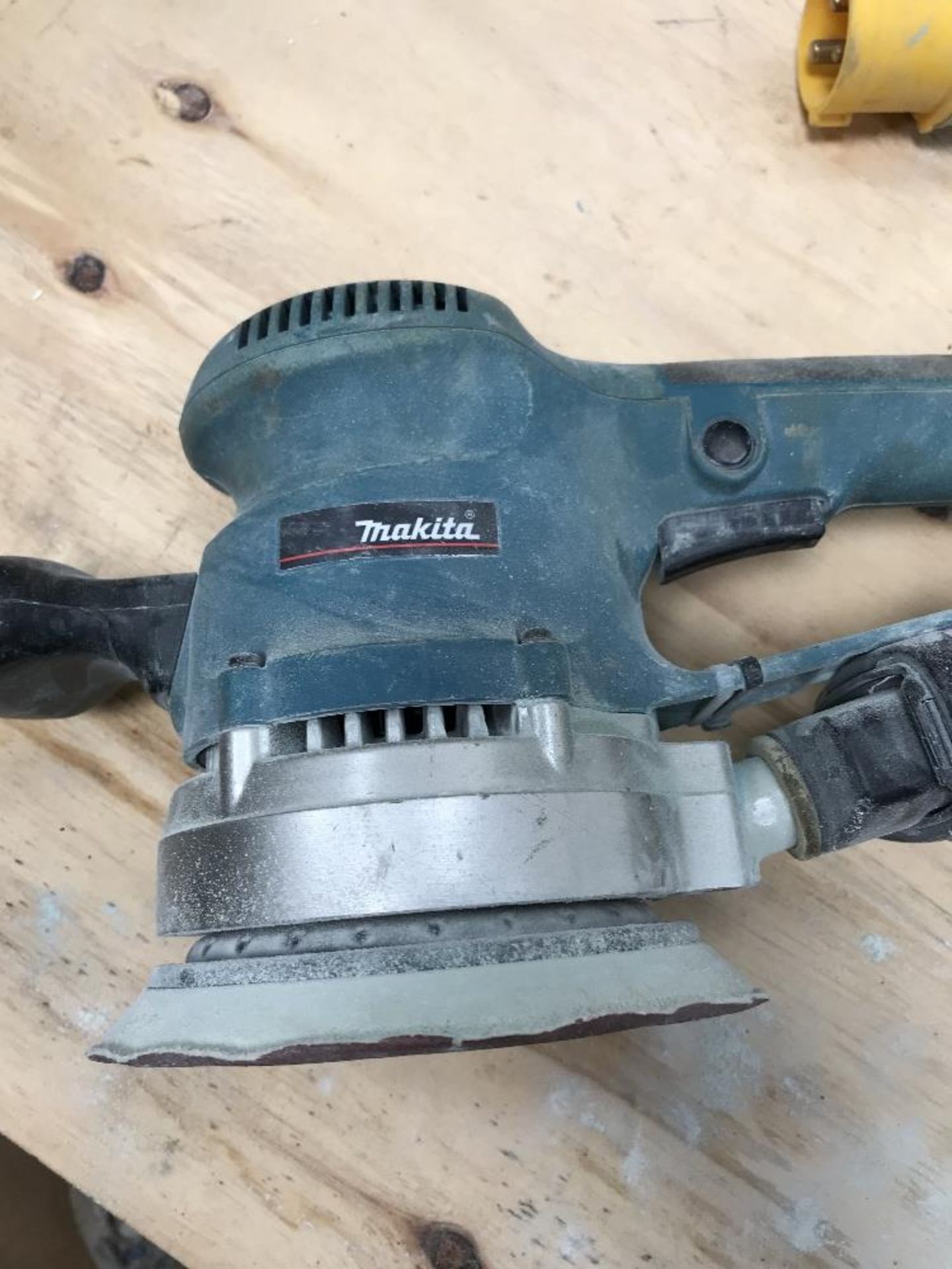 Makita BO6030 110v Random Orbit Sander - Image 3 of 4