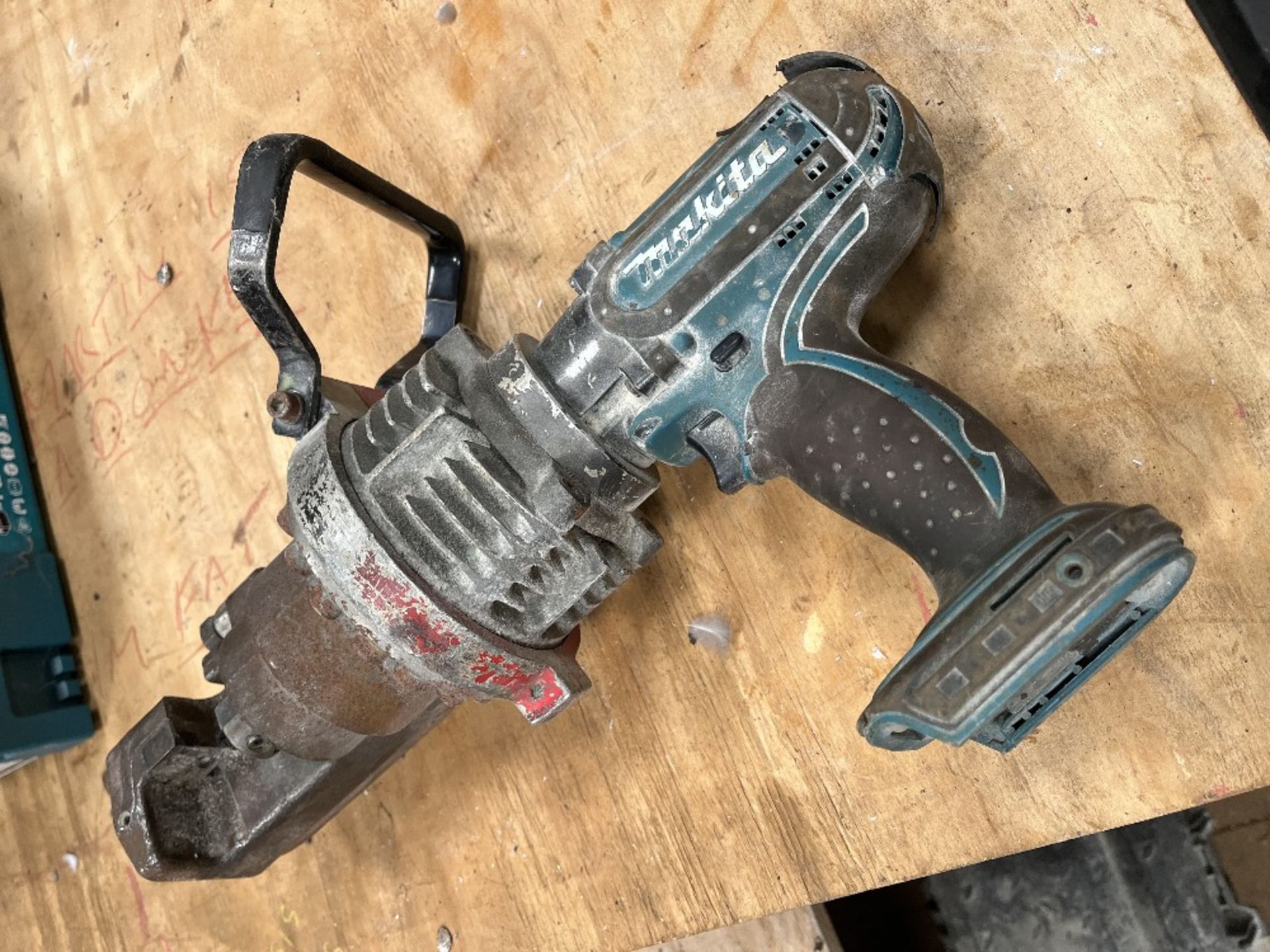 Makita Ogura Electro Hydraulic Cordless Rebar Cutter HCC-19DF please note no battery or charger - Image 4 of 4