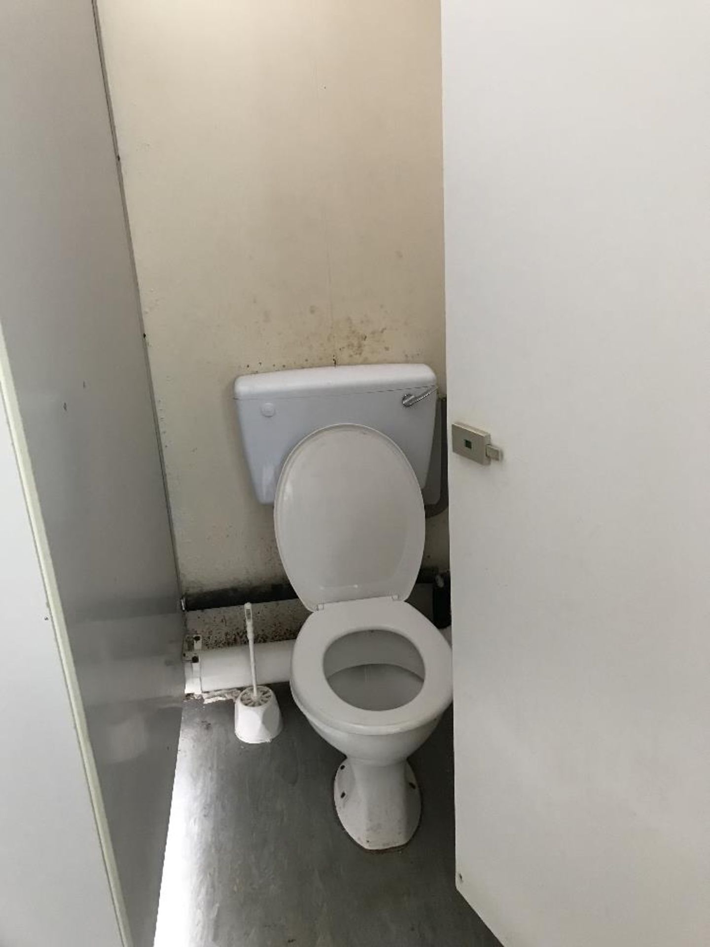 Portacabin jack legged staff toilet unit - Image 9 of 12