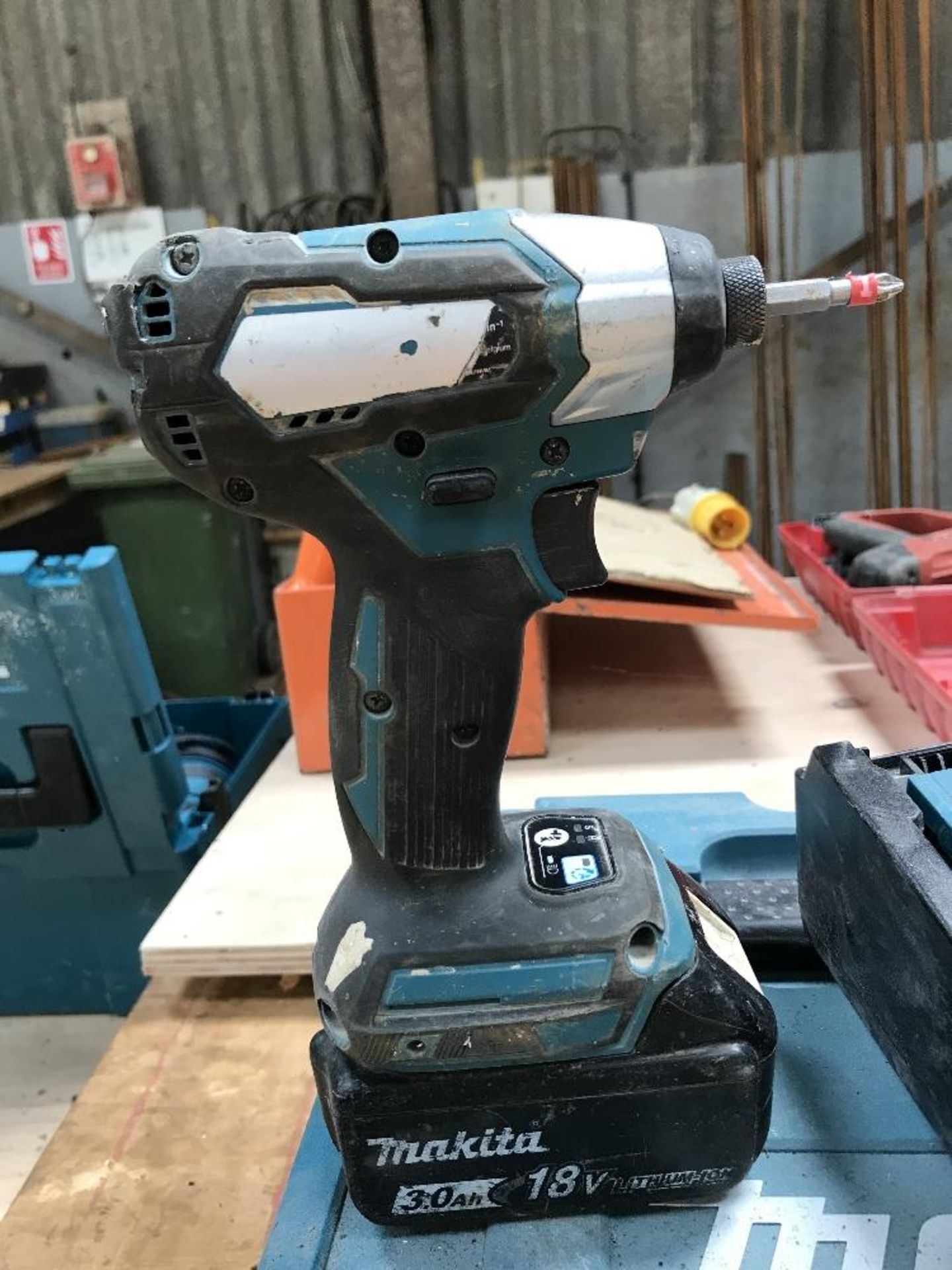 Makita DTD155 Impact driver with battery, charger and box - Image 2 of 4