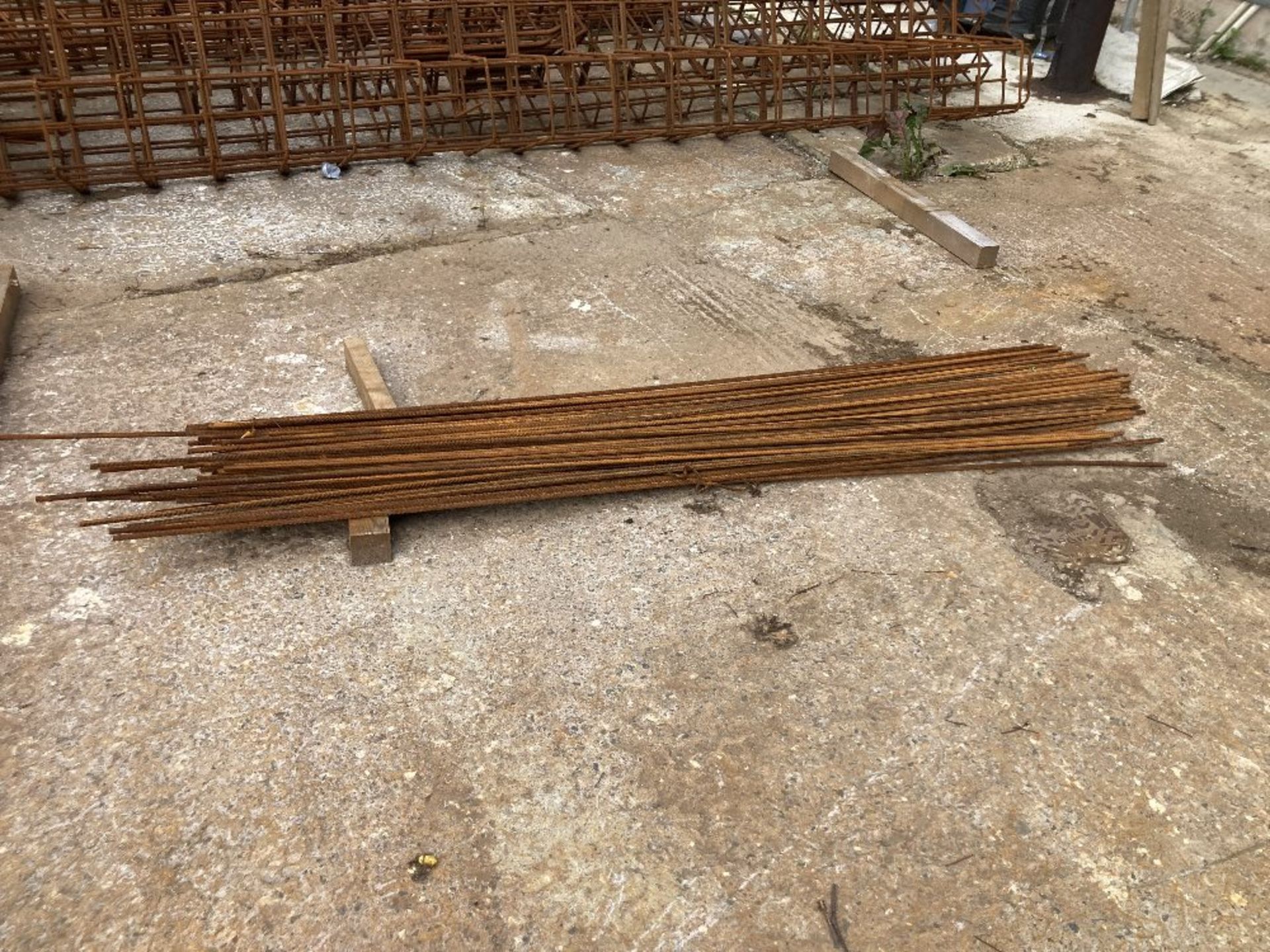 Large Quantity of off cut steel rebar - Image 3 of 13