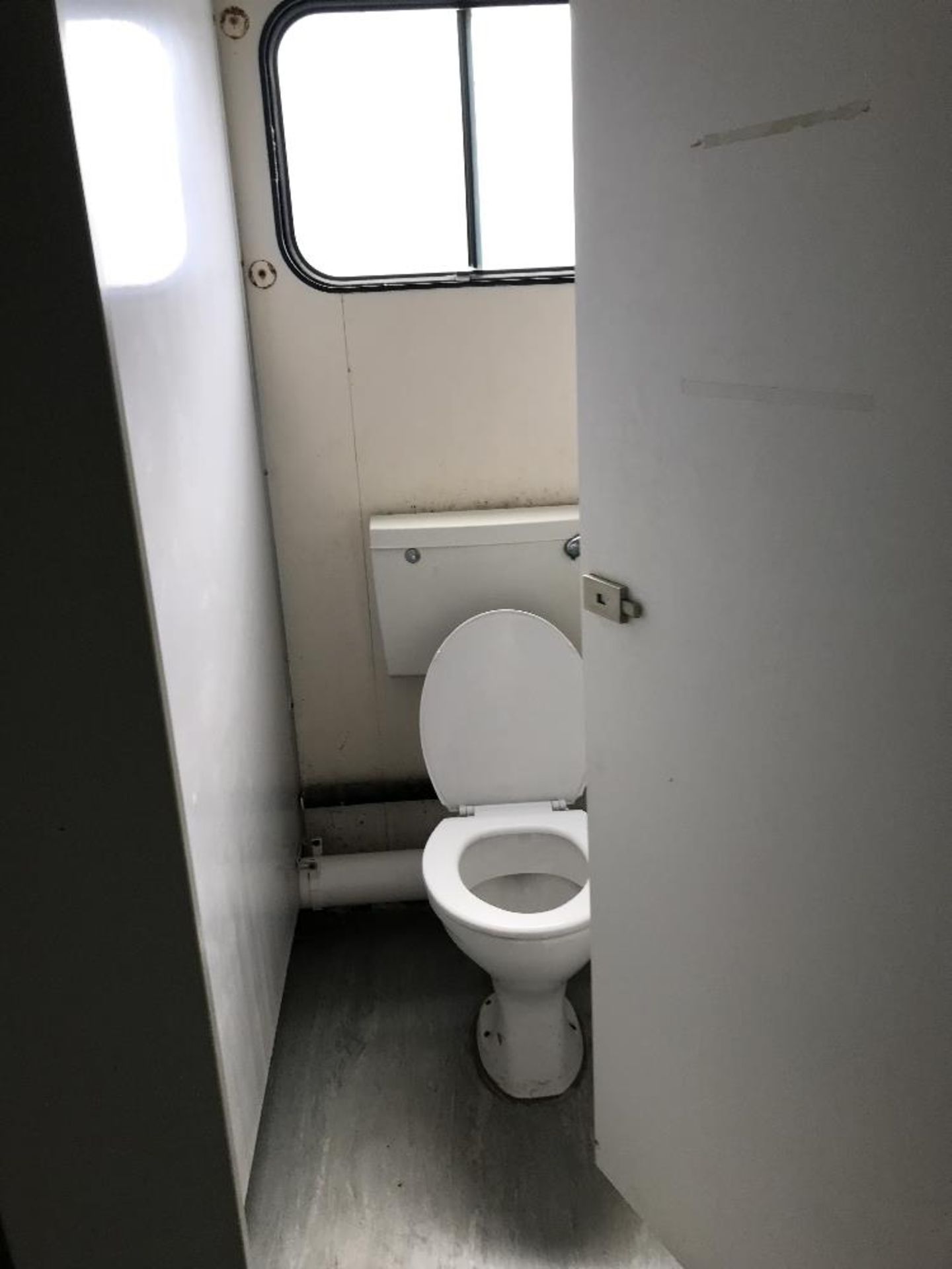 Portacabin jack legged staff toilet unit - Image 8 of 12