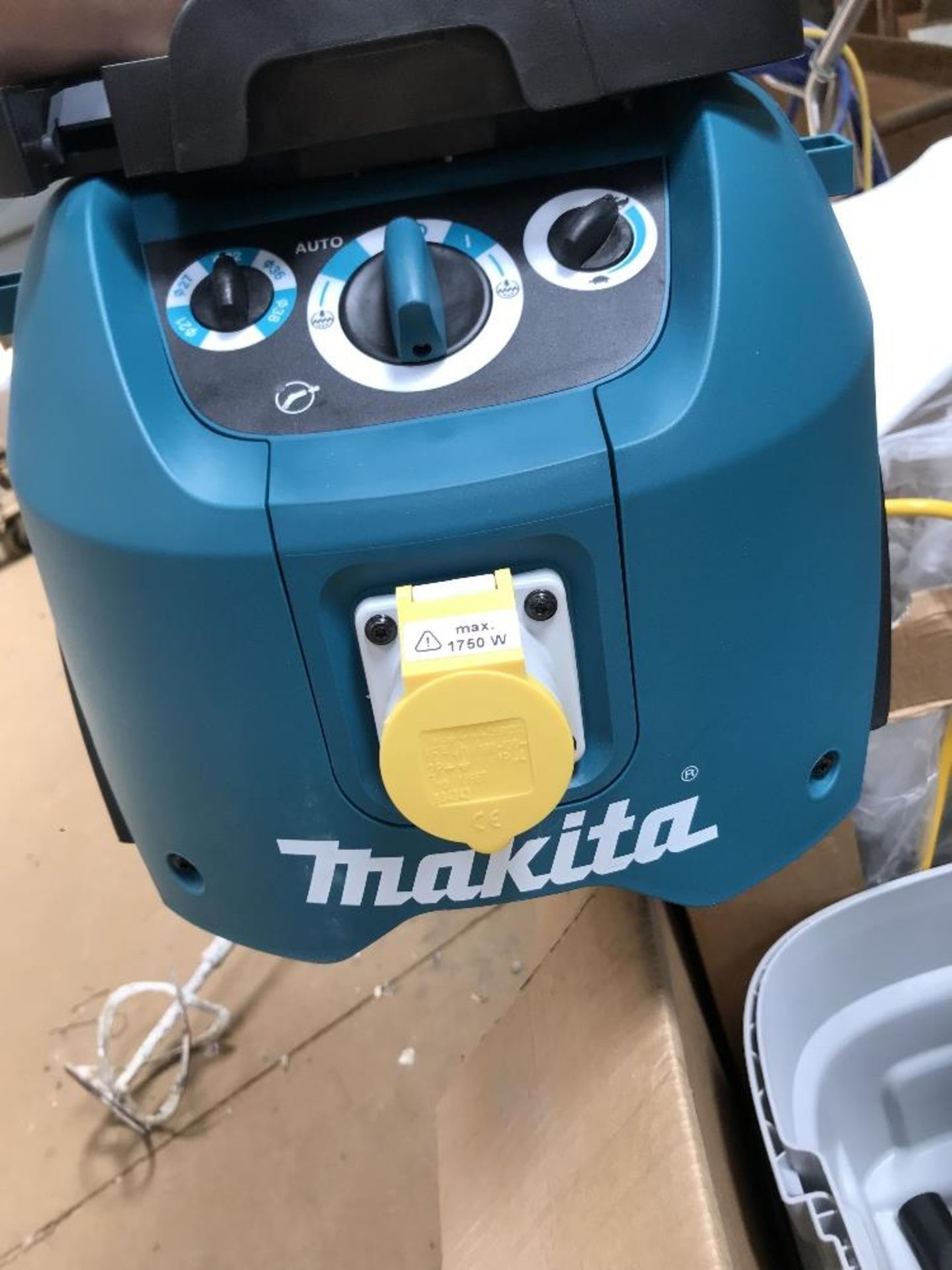 Makita VC4210M wet and dry vacuum cleaner - Image 3 of 6