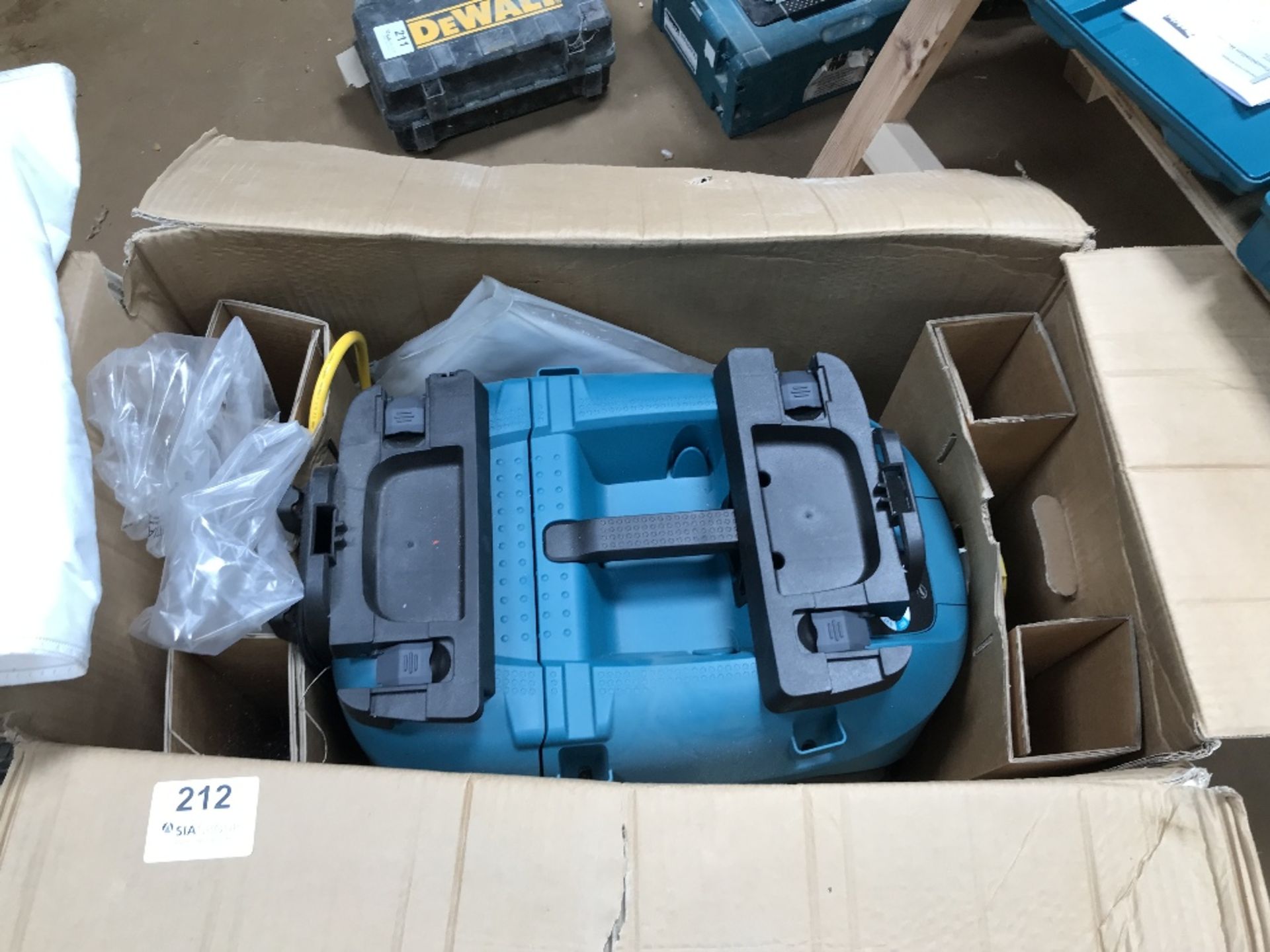 Makita VC4210M wet and dry vacuum cleaner - Image 2 of 6