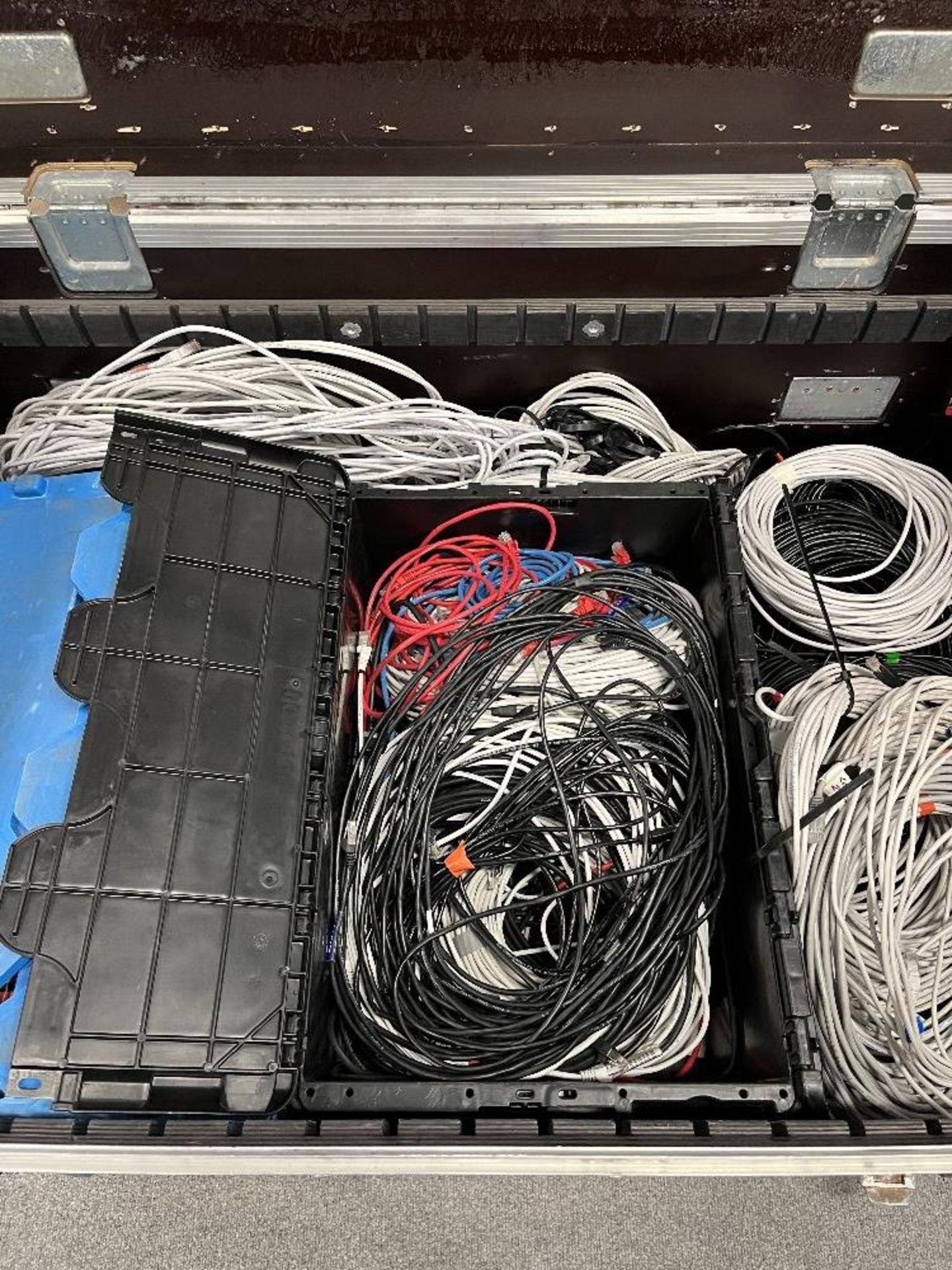 Mobile Flight Case & Various Cable Contents - Image 3 of 4
