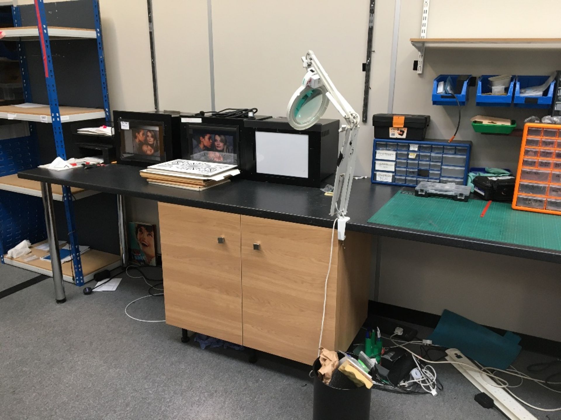 Kitchen workbench and contents - Image 4 of 8