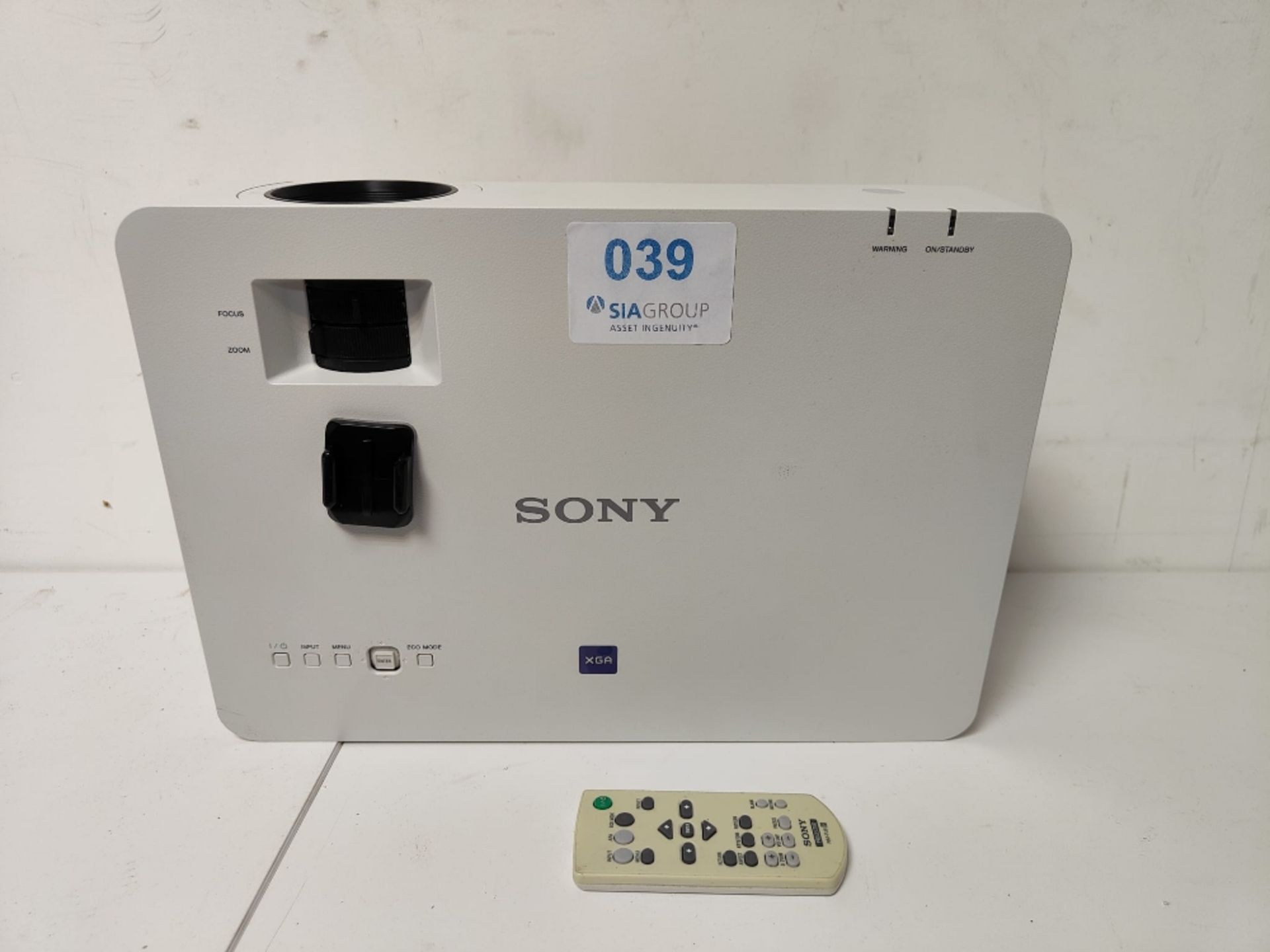 Sony VPL-EX435 projector with remote control - Bild 2 aus 2