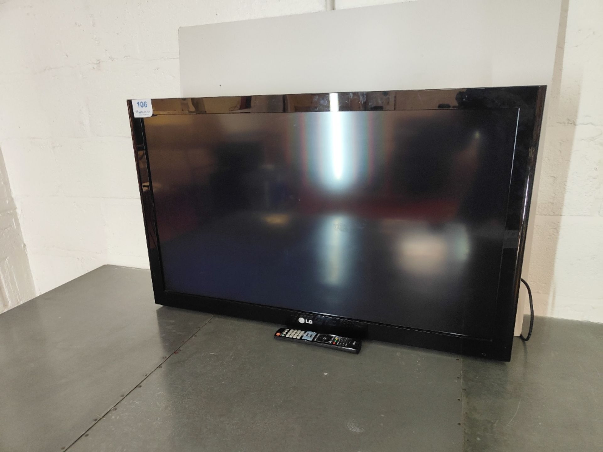 LG 42" 42LD550-ZC flat screen television - Bild 2 aus 5