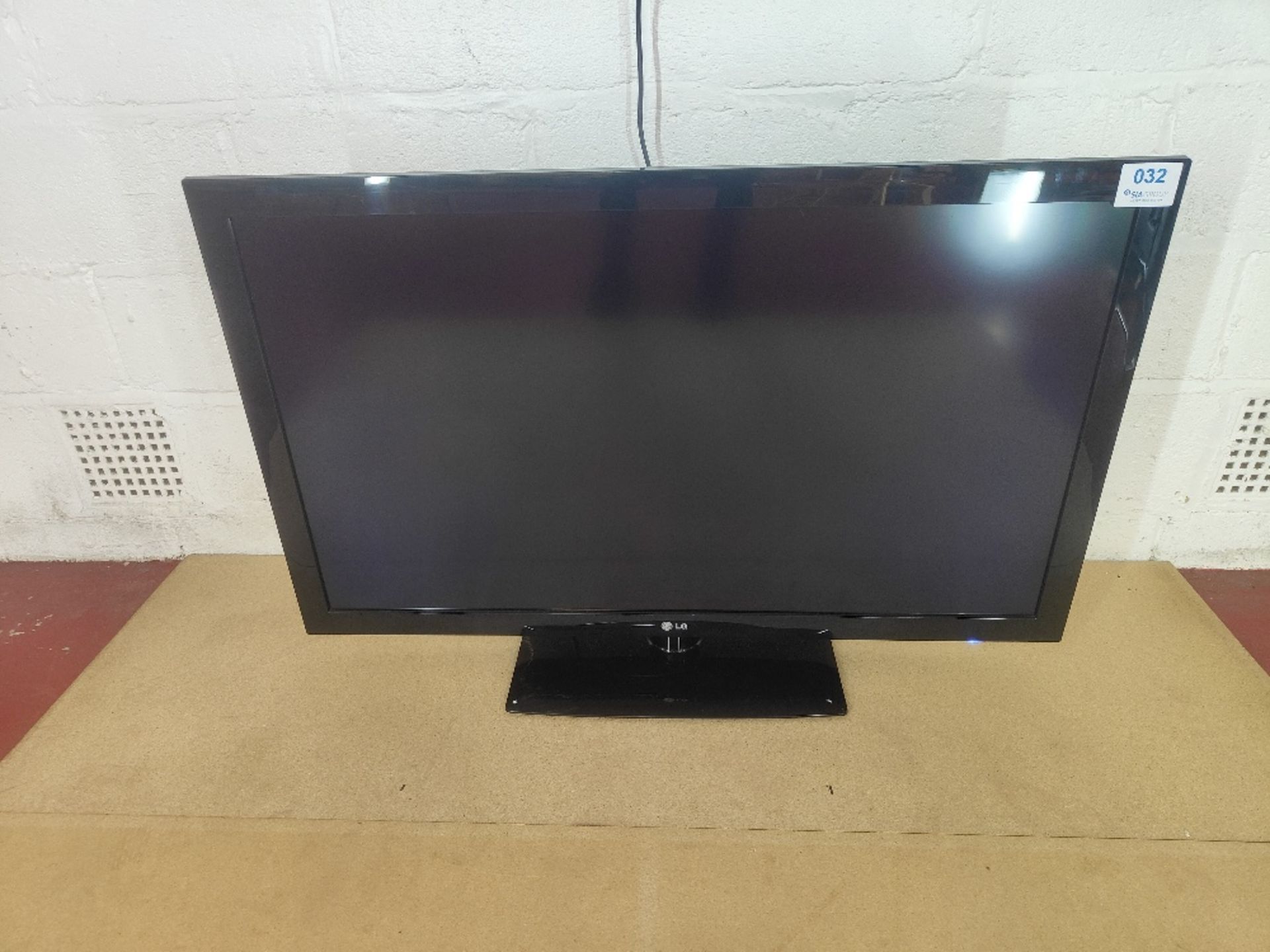 LG 47LD450-ZA television with power cord - Image 2 of 6