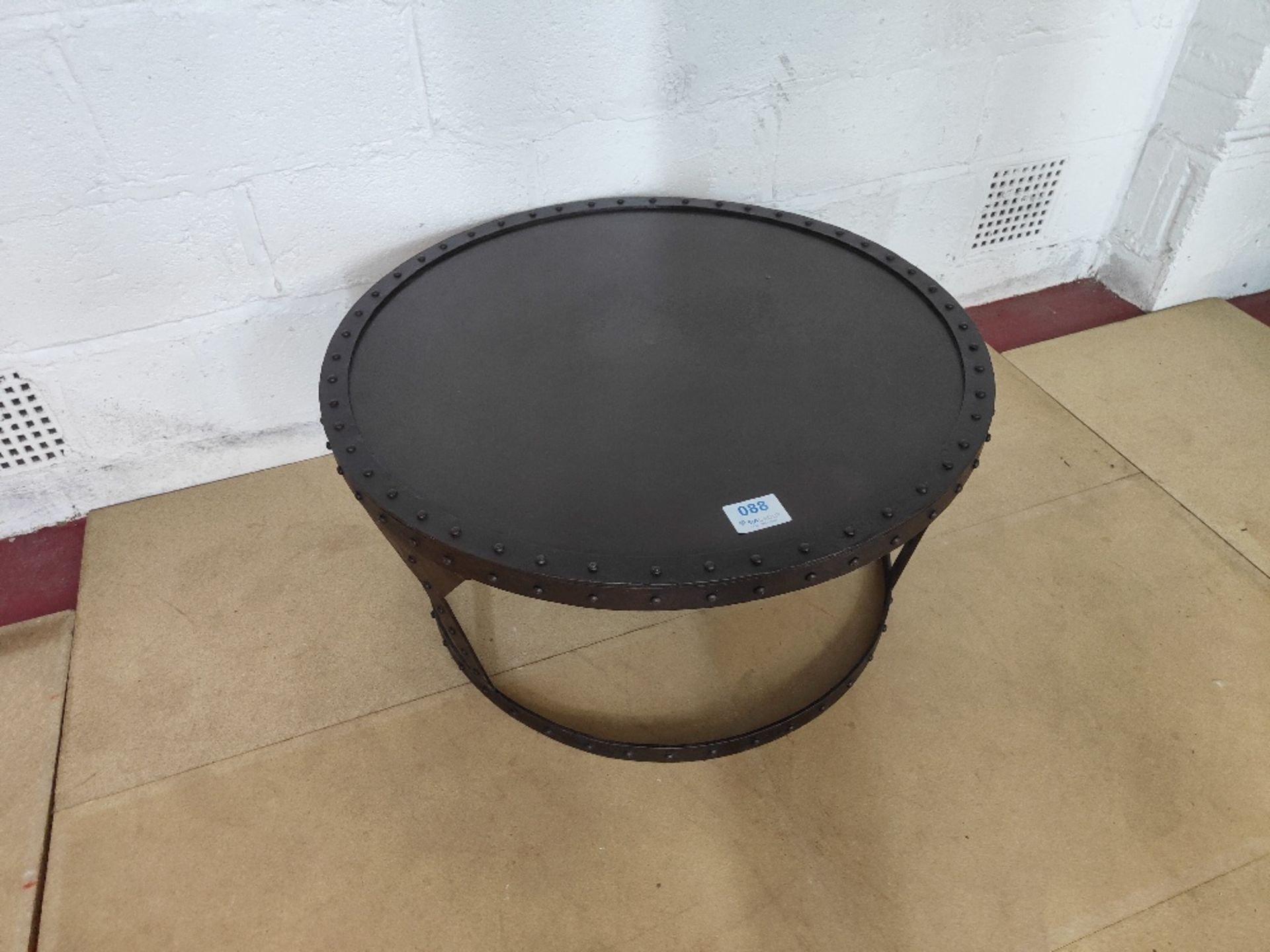 Rustic metal circular coffee table - Image 2 of 3